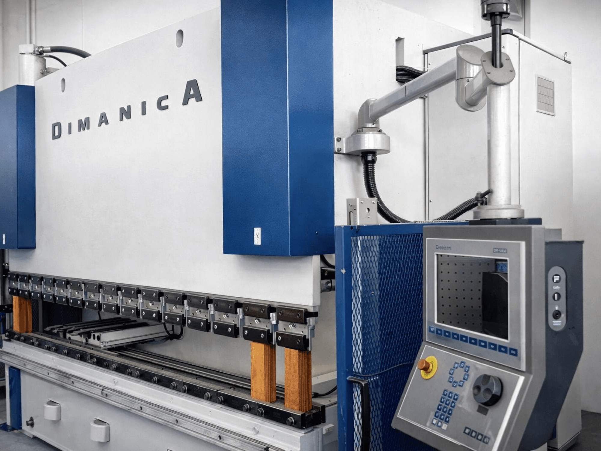 Afkantpers DINAMICA 3000x100 van Warcom, zijaanzicht met bedieningspaneel en buiggereedschap voor metaalbewerking.