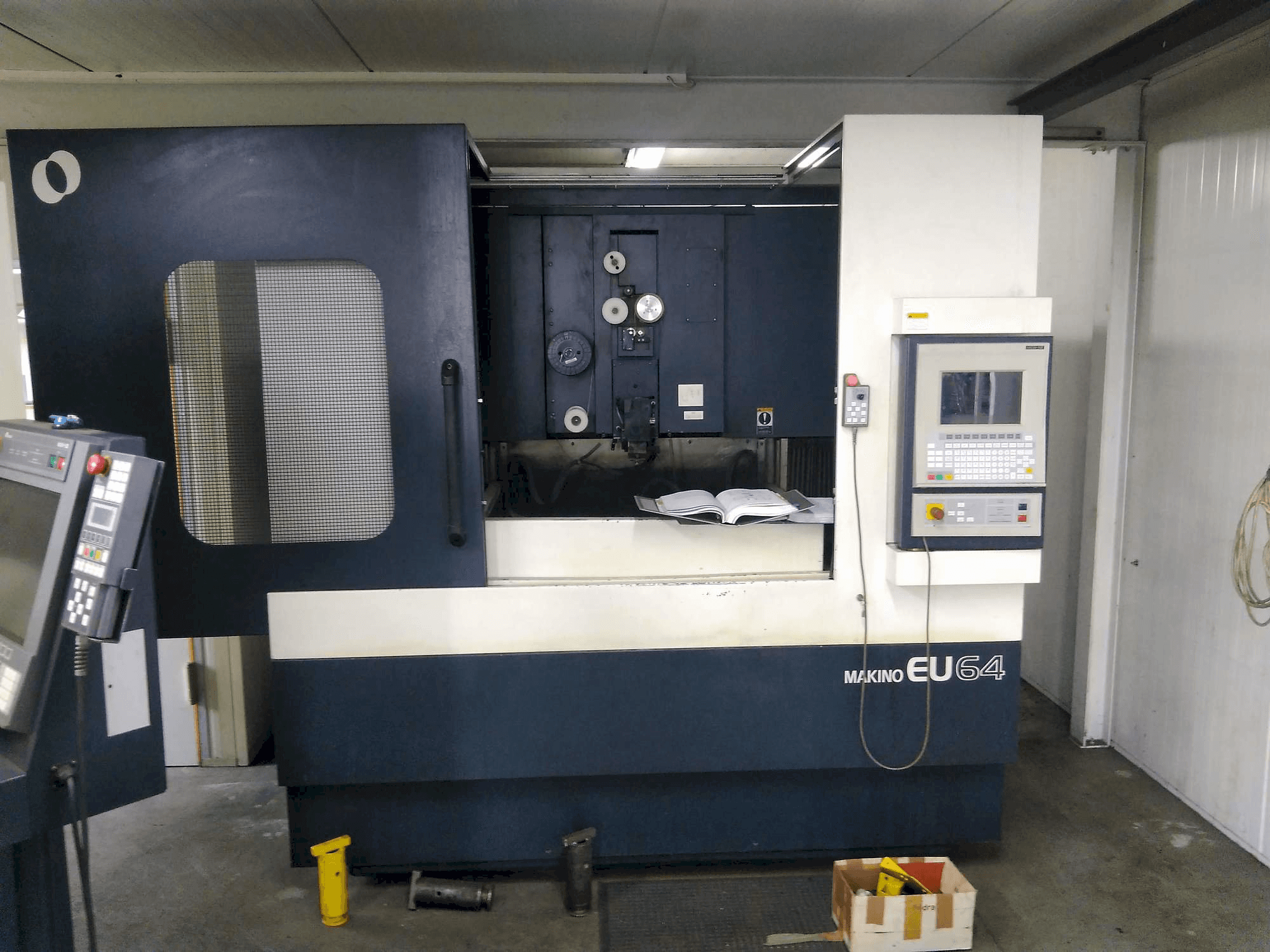 Vooraanzicht van Makino EU64 machine