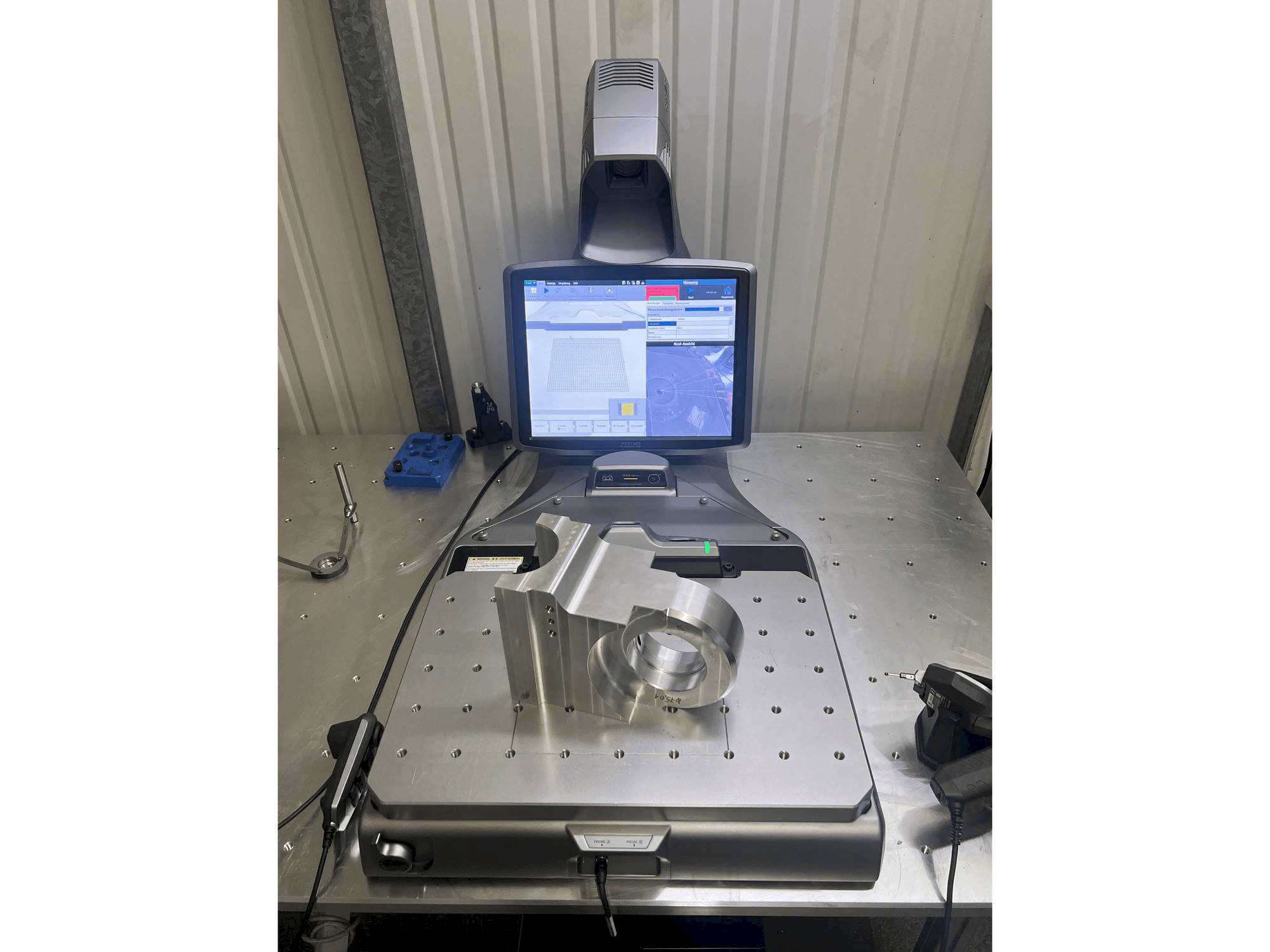 Vooraanzicht van KEYENCE XM-C1000 machine