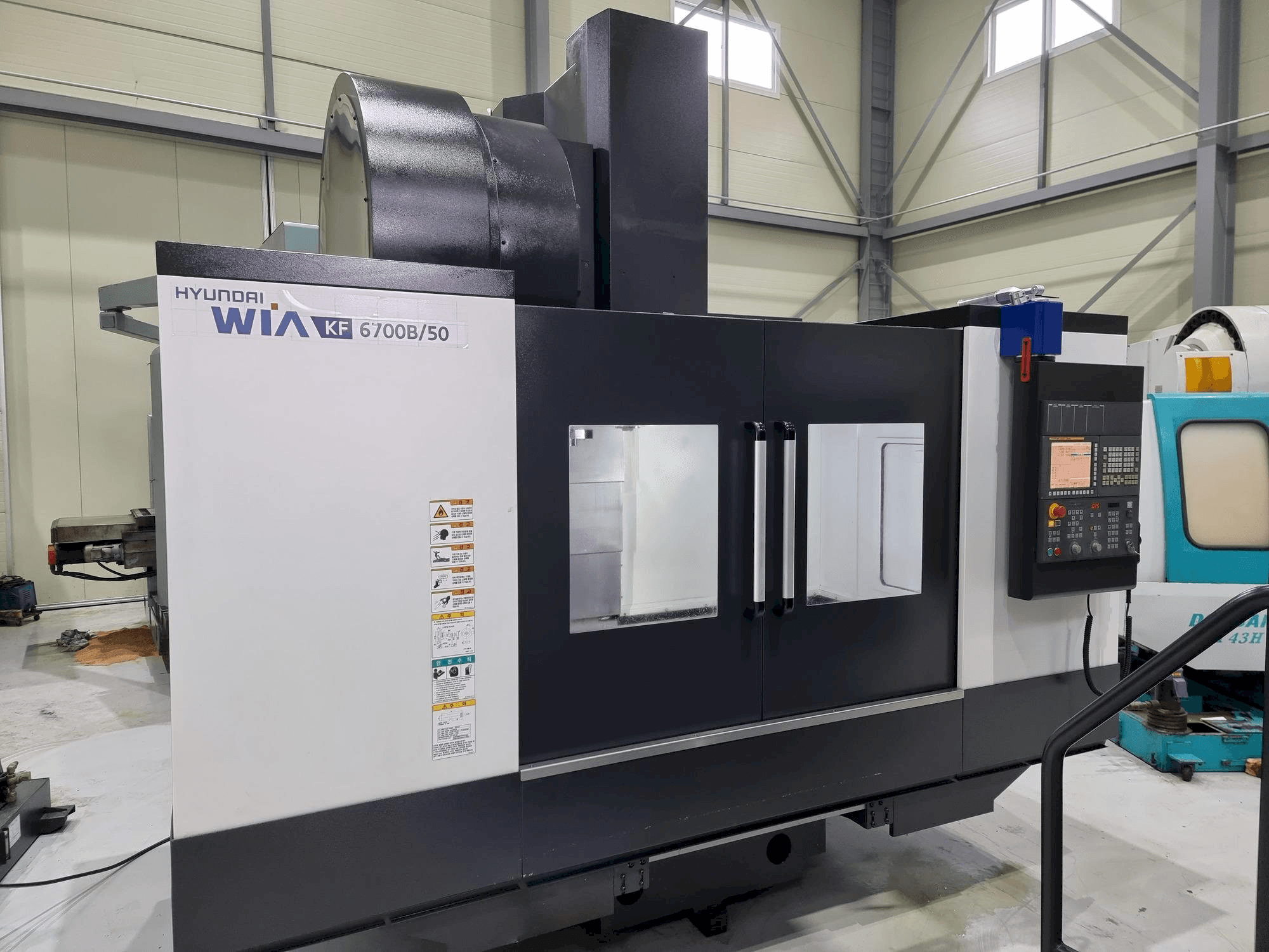 Vooraanzicht van Hyundai Wia KF 6700B/50 machine