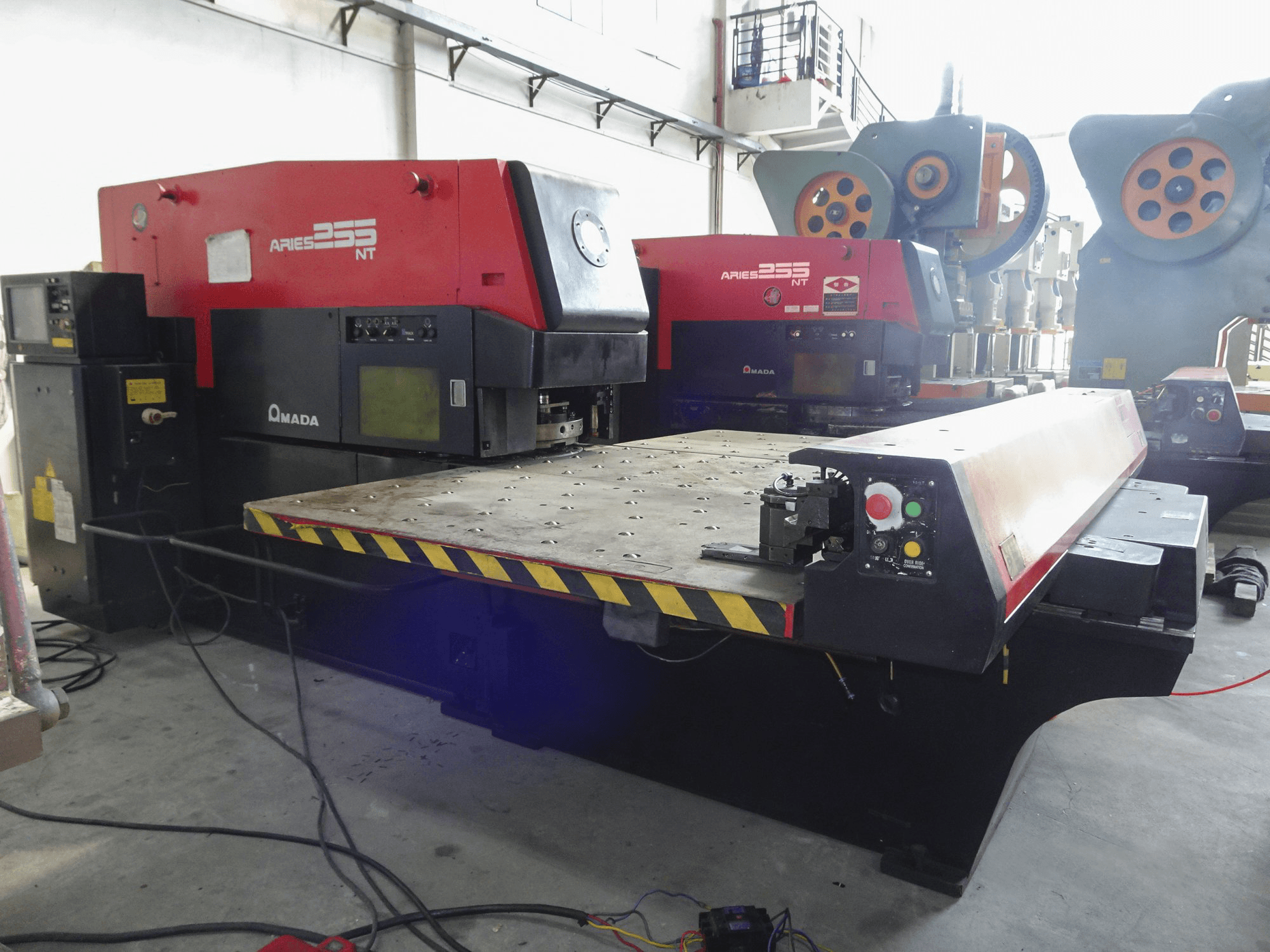 Recht aanzicht van AMADA ARIES 255NT machine