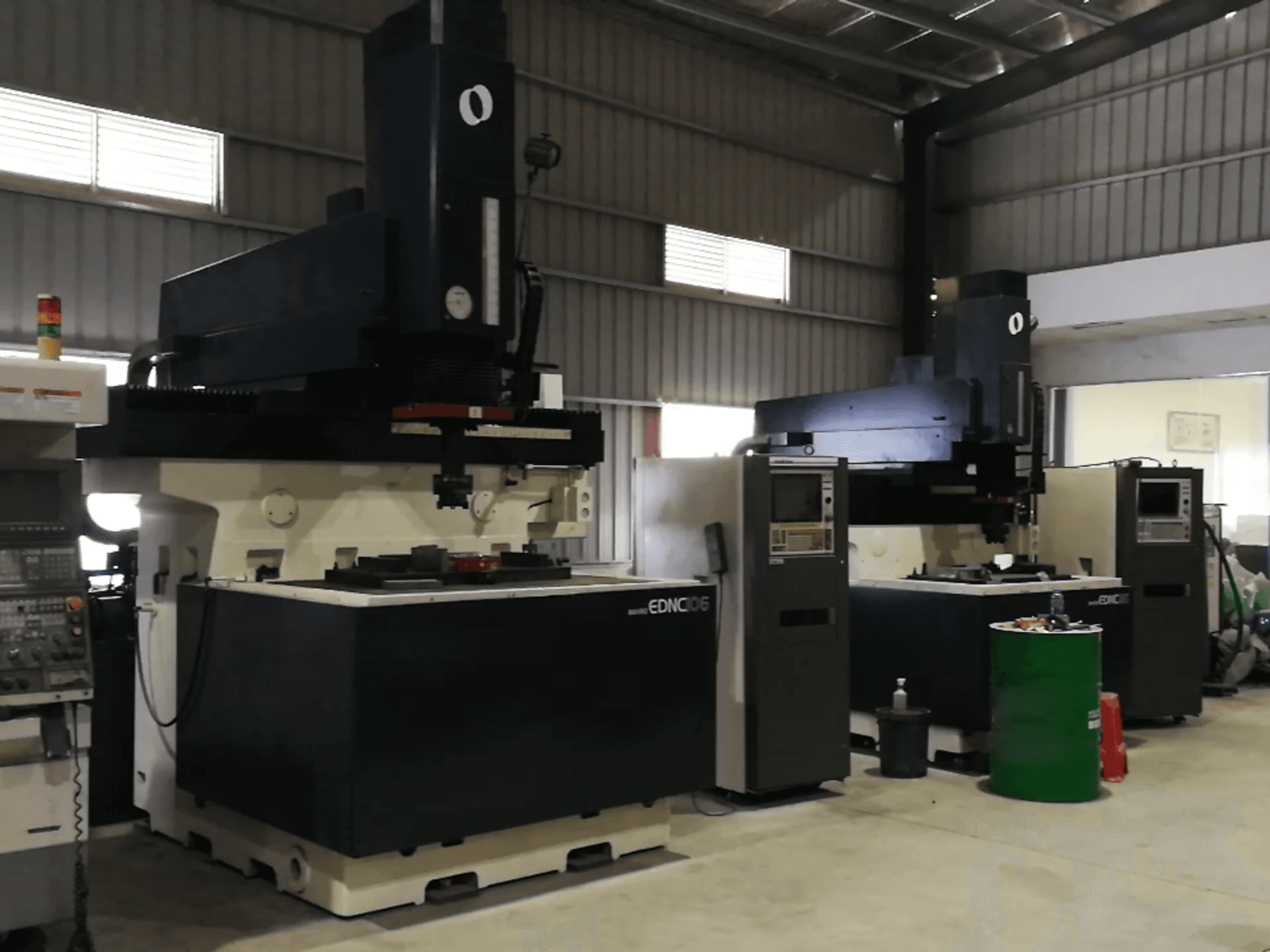 Recht aanzicht van Makino EDNC106 machine