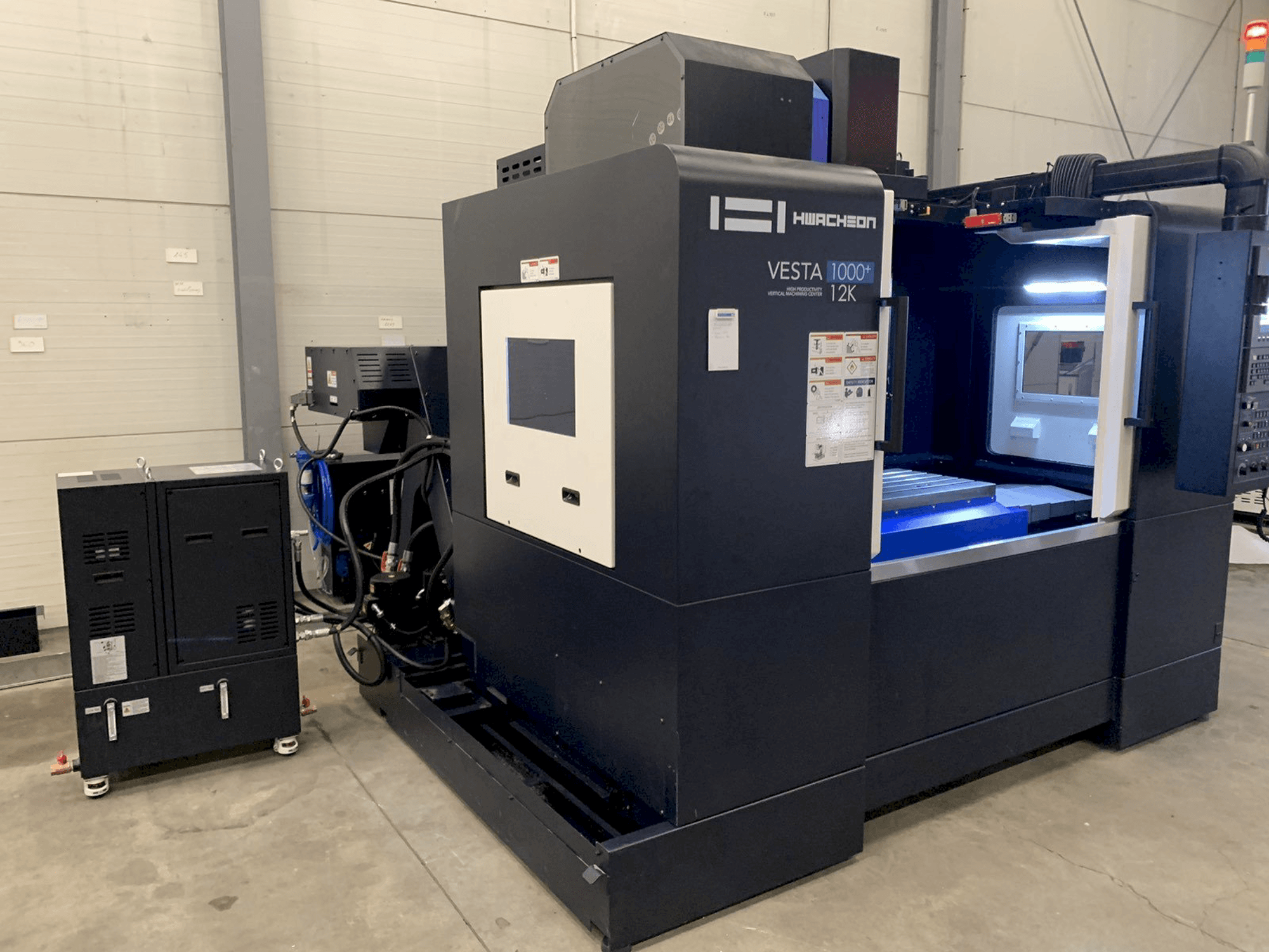 Vooraanzicht van HWACHEON VESTA-1000+ machine