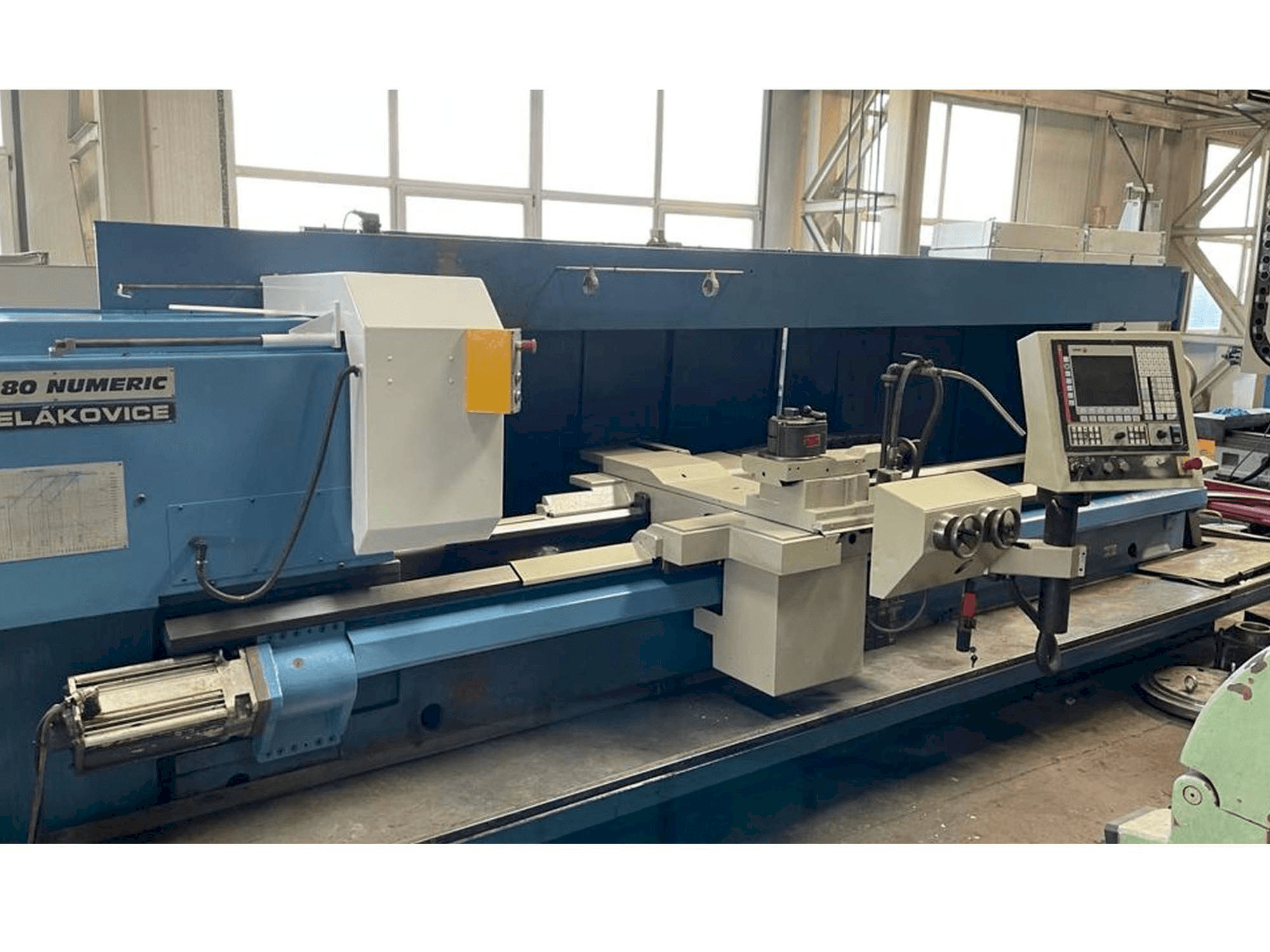 Vooraanzicht van TOS SUA 80 / 3500 machine