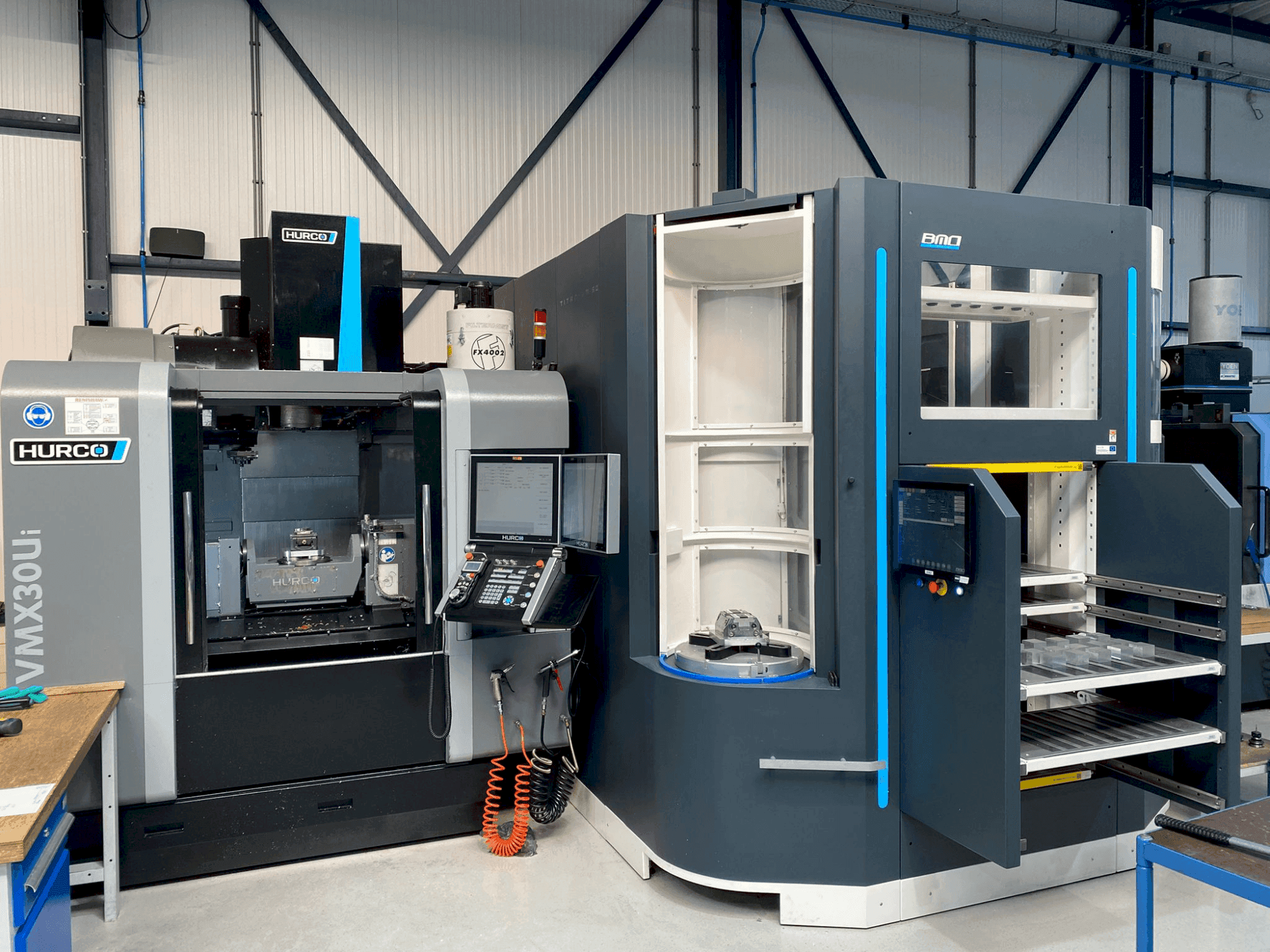 Vooraanzicht van Hurco VMX30Ui + BMO Automation Titanium 50 machine