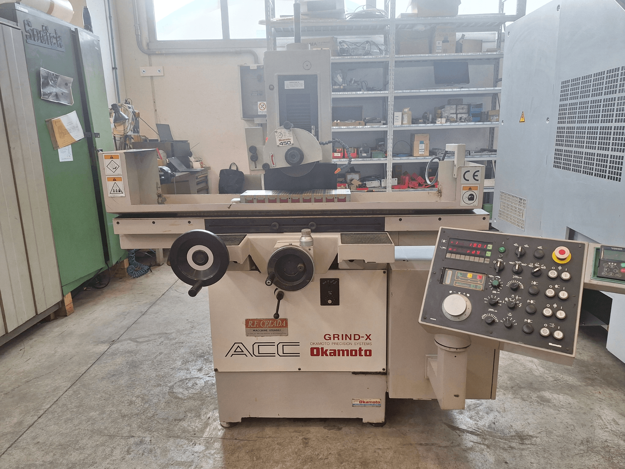 Okamoto ACC Grind-X vlakslijpmachine, vooraanzicht, voorzien van een bedieningspaneel met draaiknoppen en knoppen, geschikt voor precisieslijpen.