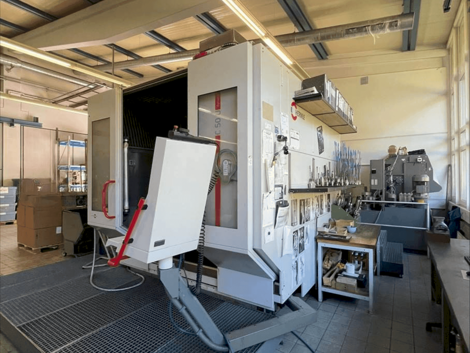 Vooraanzicht van HERMLE C50U machine