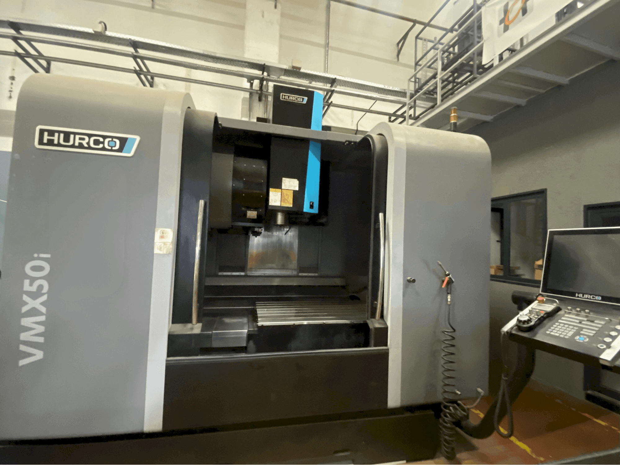 Vooraanzicht van Hurco VMX50i machine