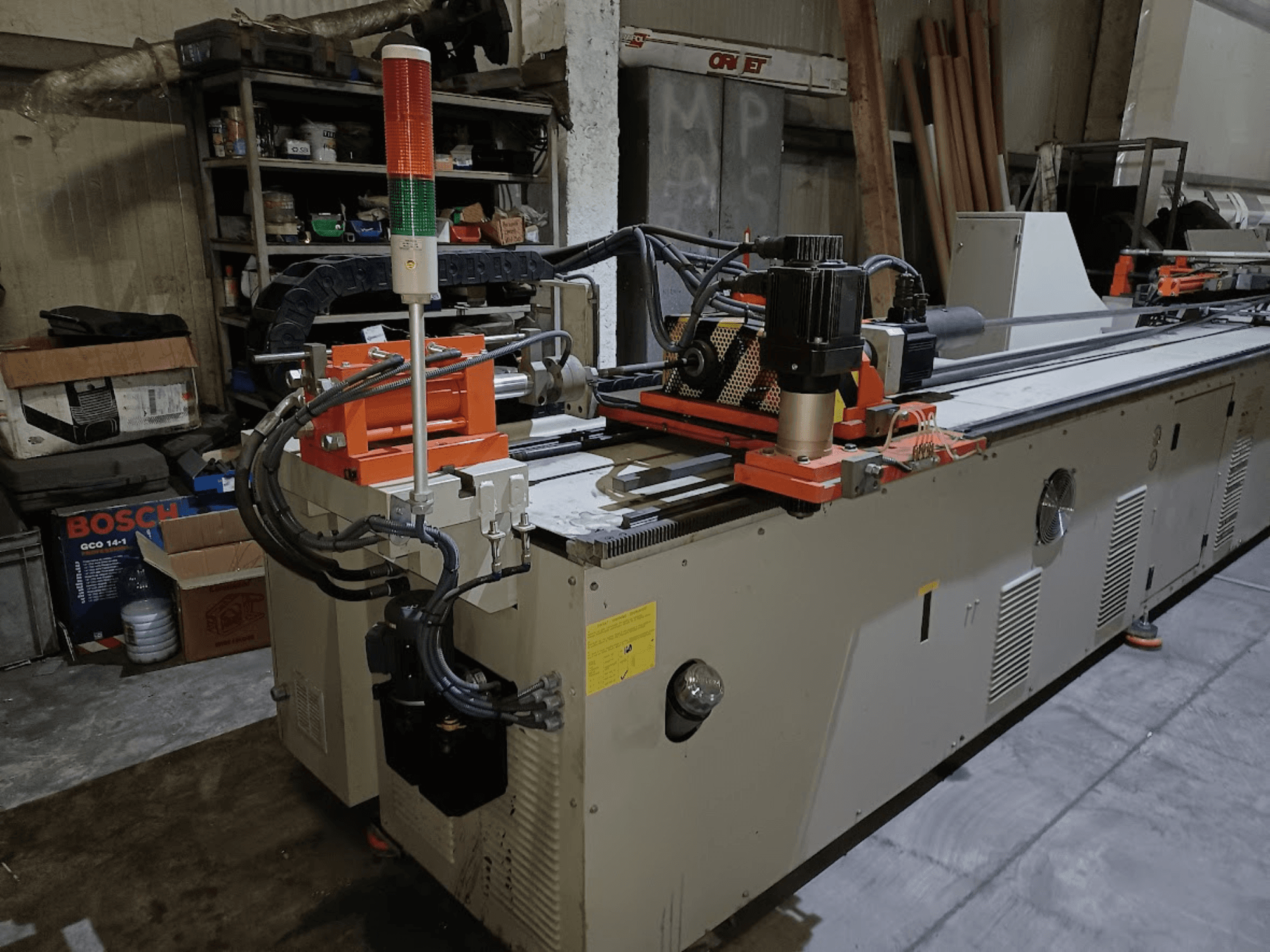 De buigmachine CANSA CNC 51 R1, zijaanzicht, met daarop het bedieningspaneel, de motor en de controlelampjes in een werkplaatsomgeving.