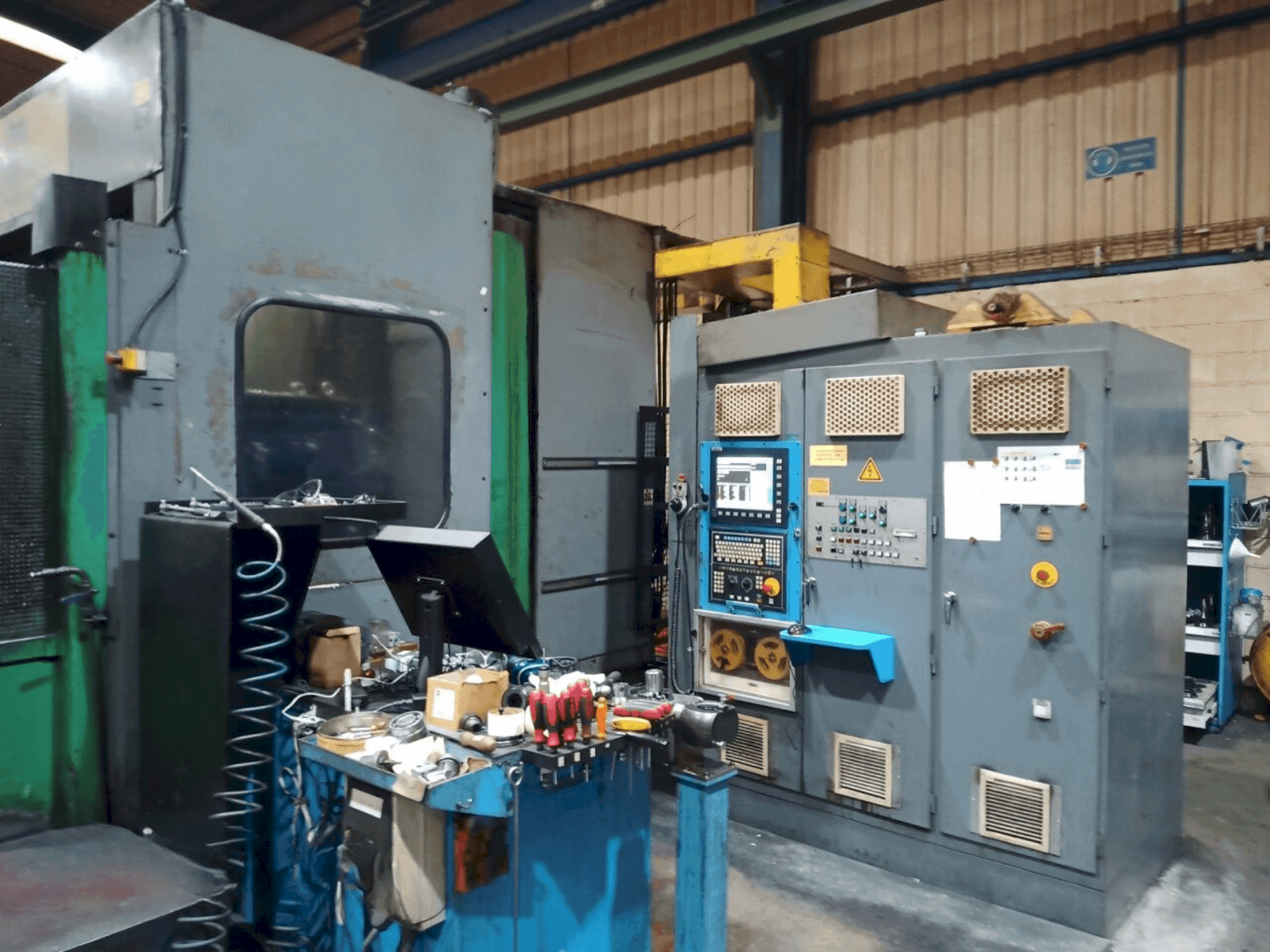 Vooraanzicht van Correa XB-420 machine