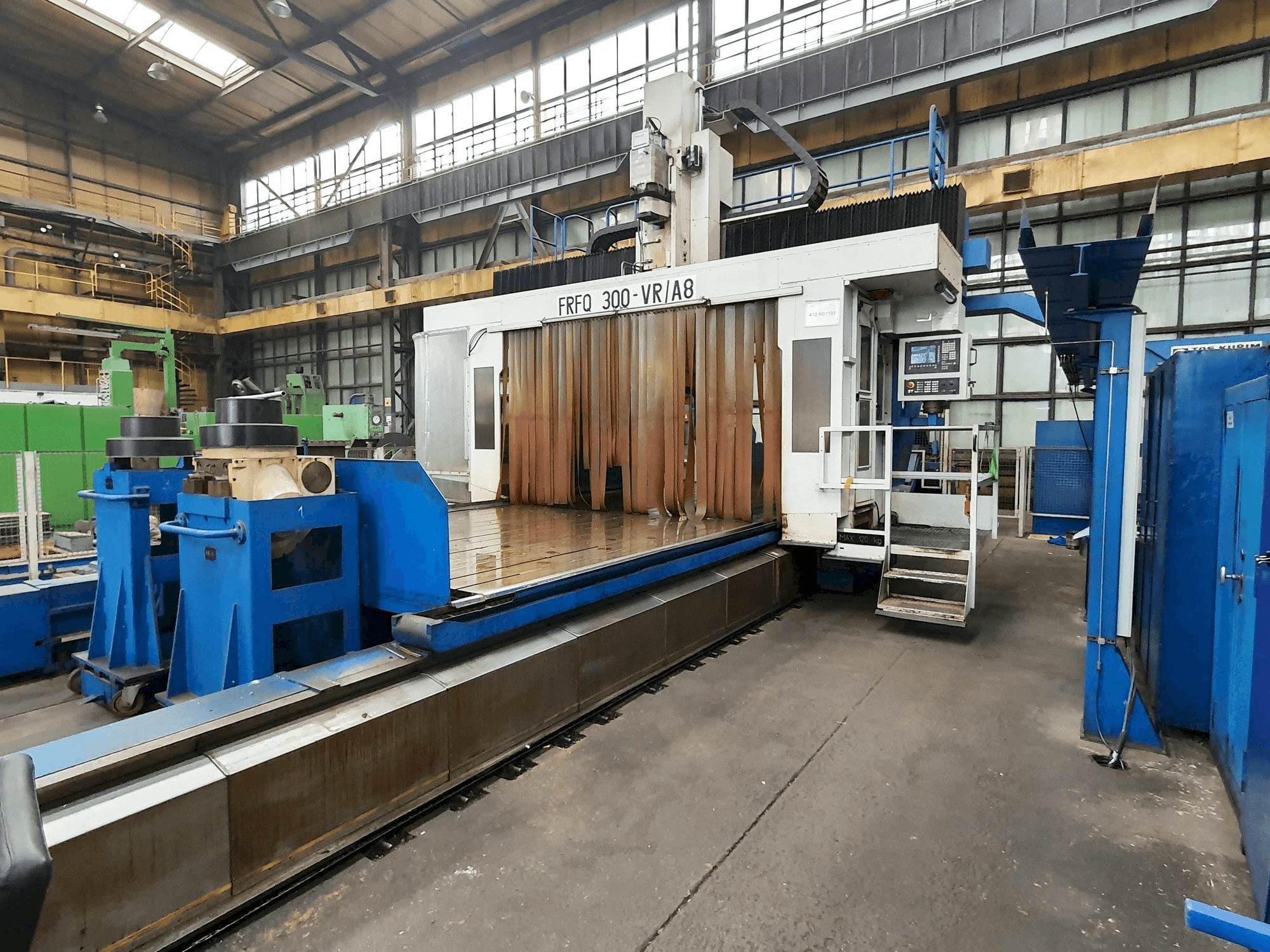 Vooraanzicht van Tos KURZIM FRFQ 300-VK/A8 CNC machine