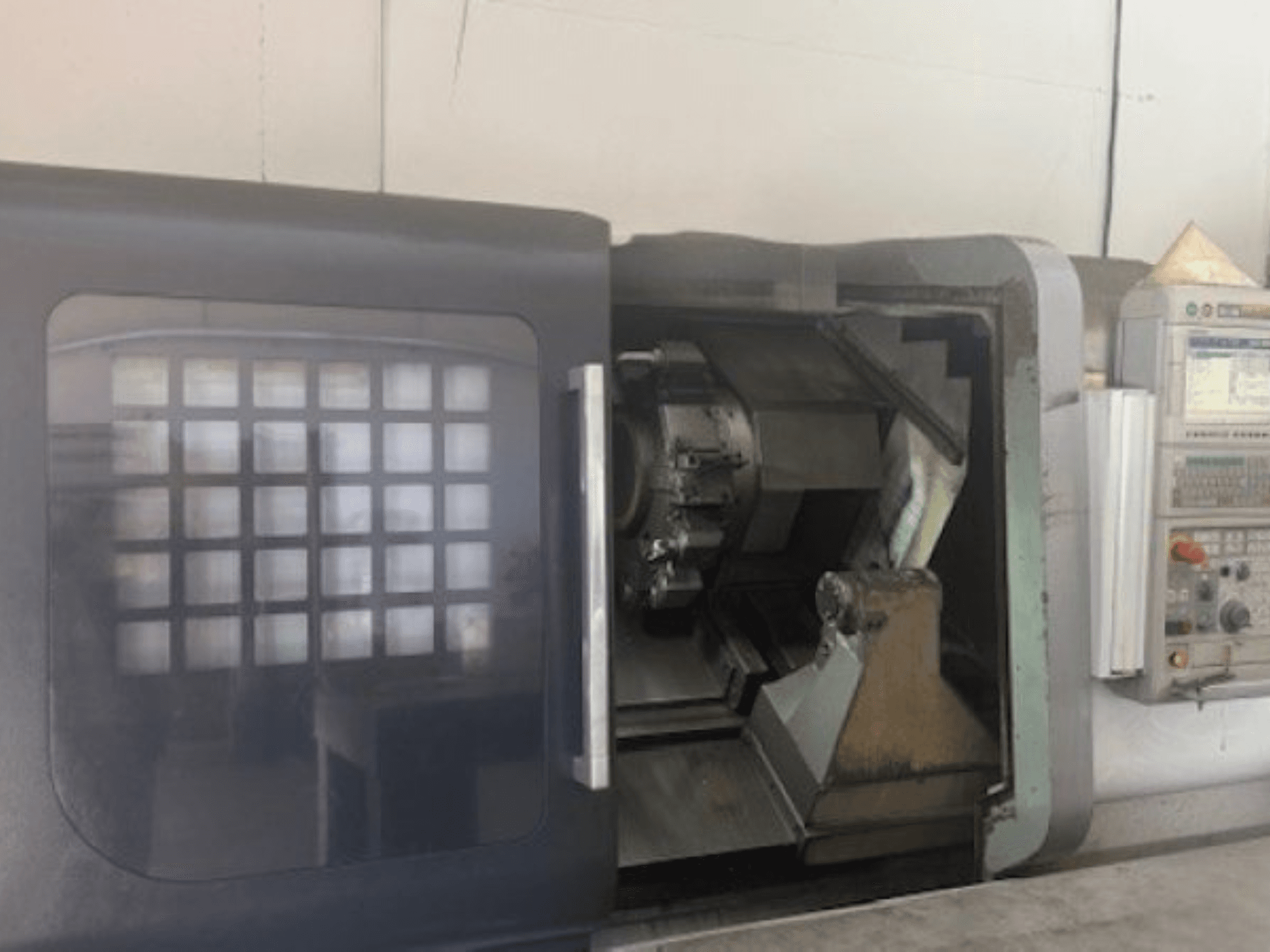 MORI SEIKI NLX 2500M horizontale draaimachine, vooraanzicht met gereedschapshouder, bedieningspaneel en binnenwerk.