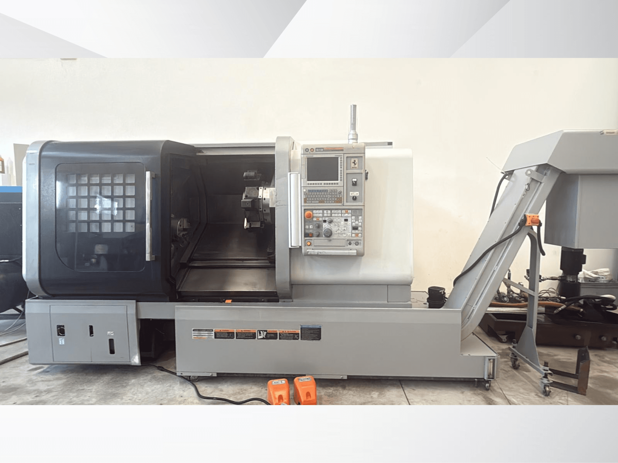 Horizontale draaimachine MORI SEIKI NLX 2500M in vooraanzicht, met het bedieningspaneel en de vrije toegang voor bewerking.