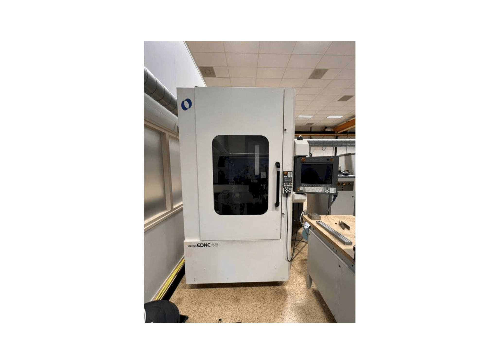 Vooraanzicht van Makino EDNC 43 machine