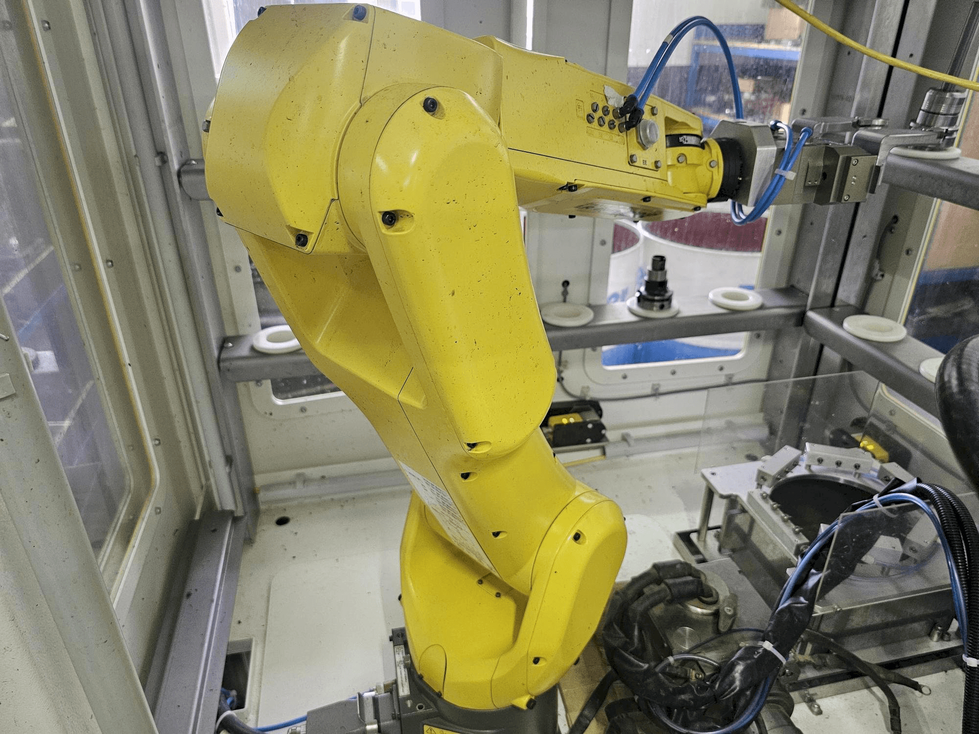 Vooraanzicht van FANUC LR Mate 200 id 7L machine