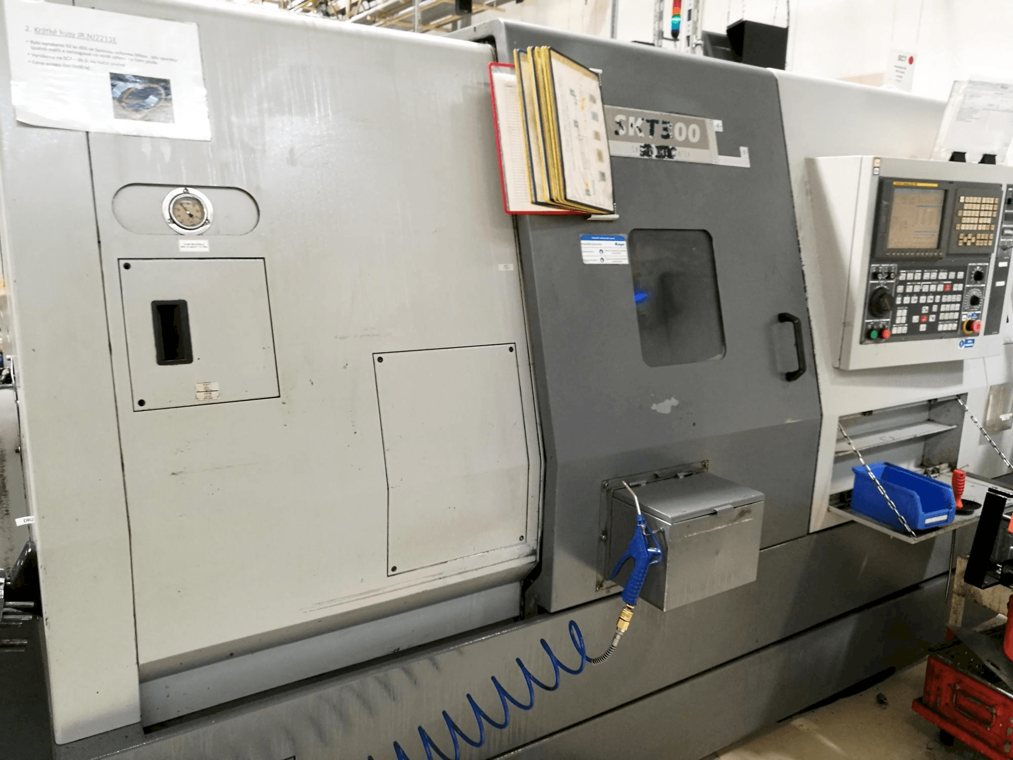 Vooraanzicht van Hyundai Kia SKT 300 machine