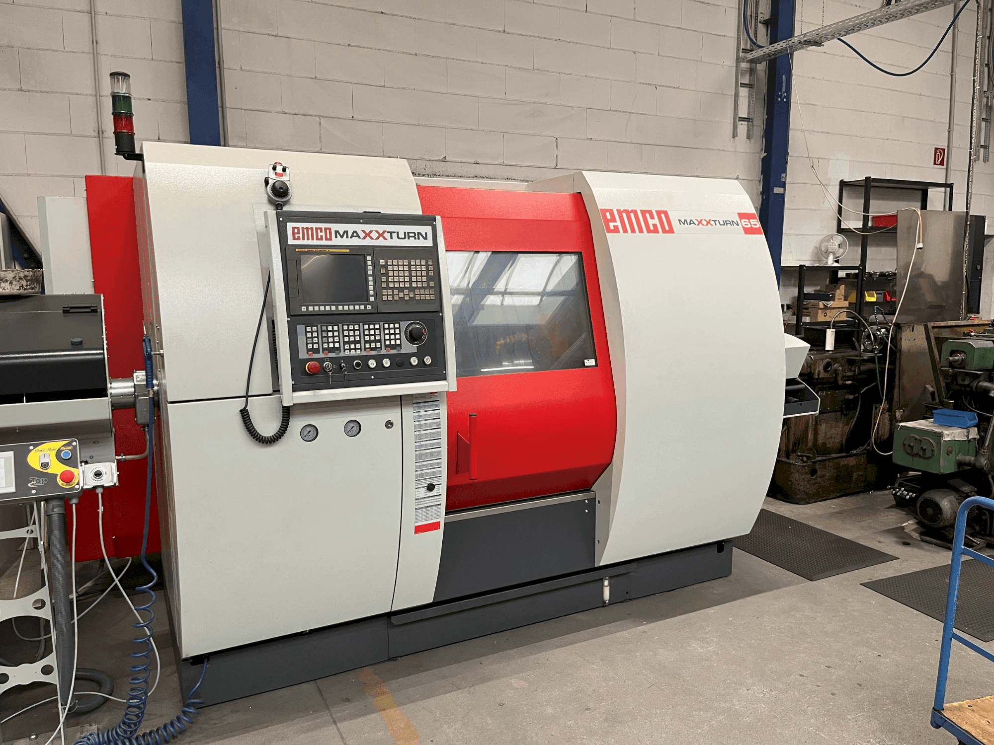Vooraanzicht van EMCO MaxxTurn 65 SMY machine