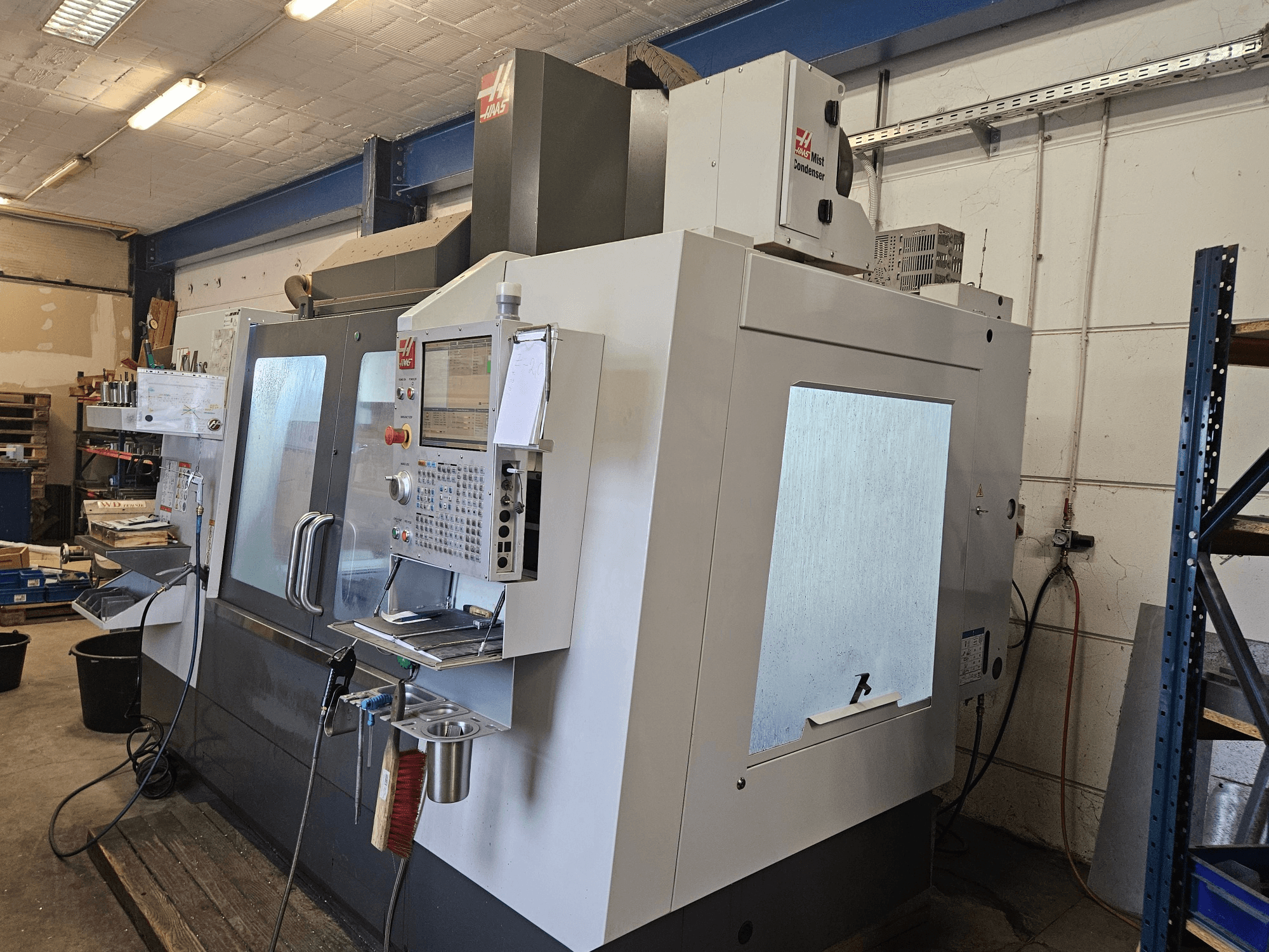 Verticaal bewerkingscentrum HAAS VF-4SS in vooraanzicht, met een bedieningspaneel en grote kijkvensters.