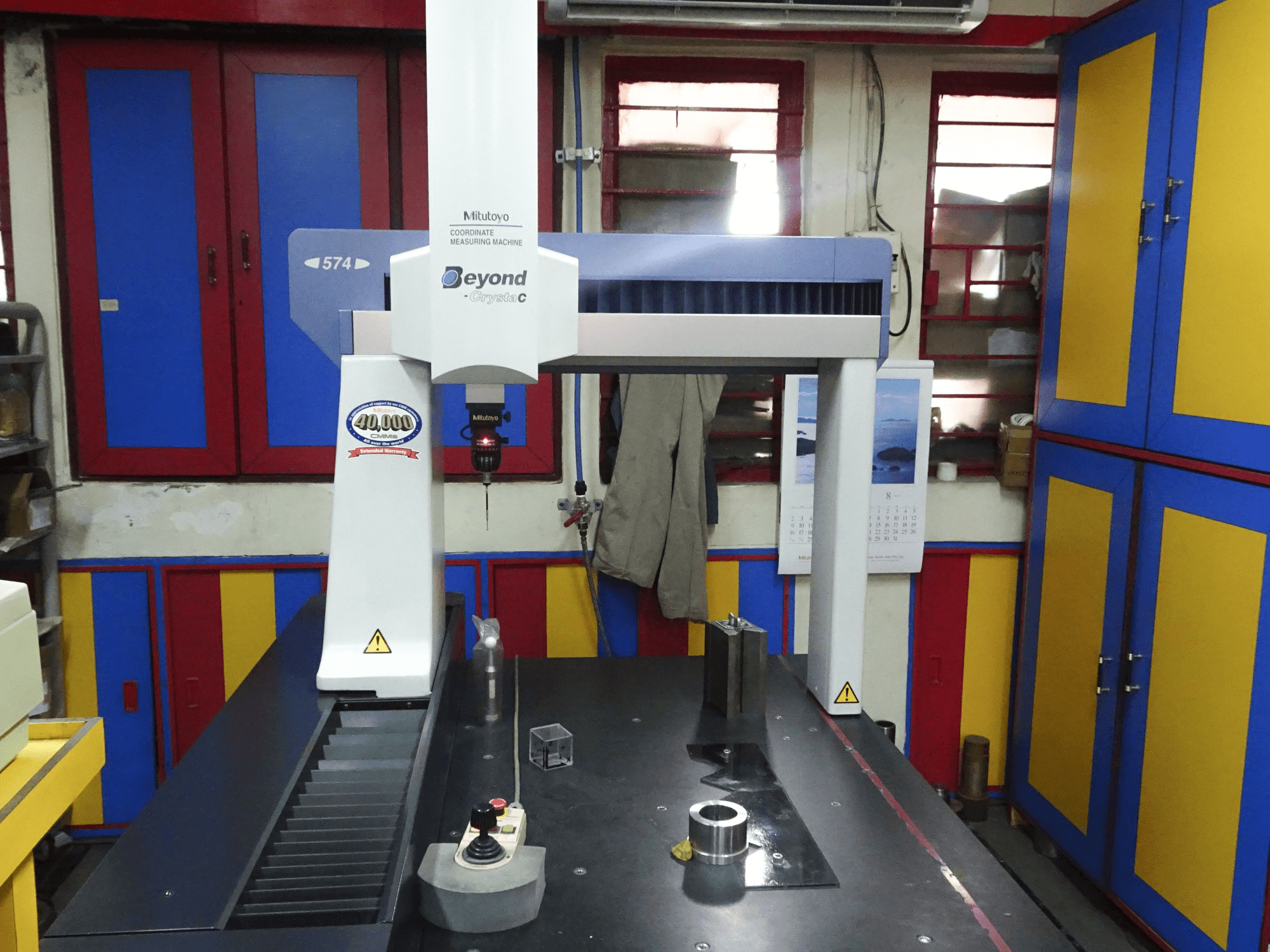 Vooraanzicht van Mitutoyo Crysta-Apex C574 machine