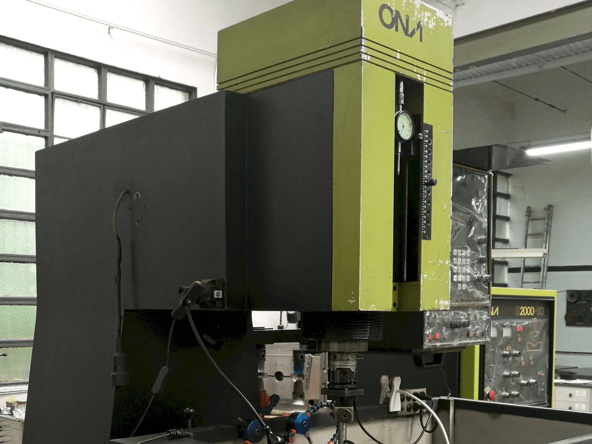 Links zicht van ONA IN 260 machine