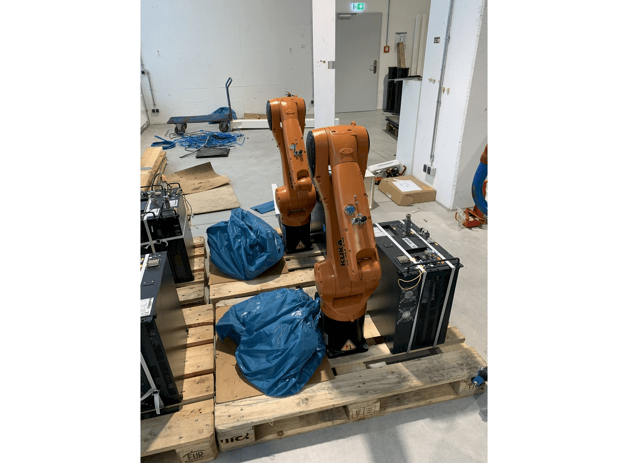 Vooraanzicht van KUKA KR10 R1100 with KR C4 COMPACT Controller machine
