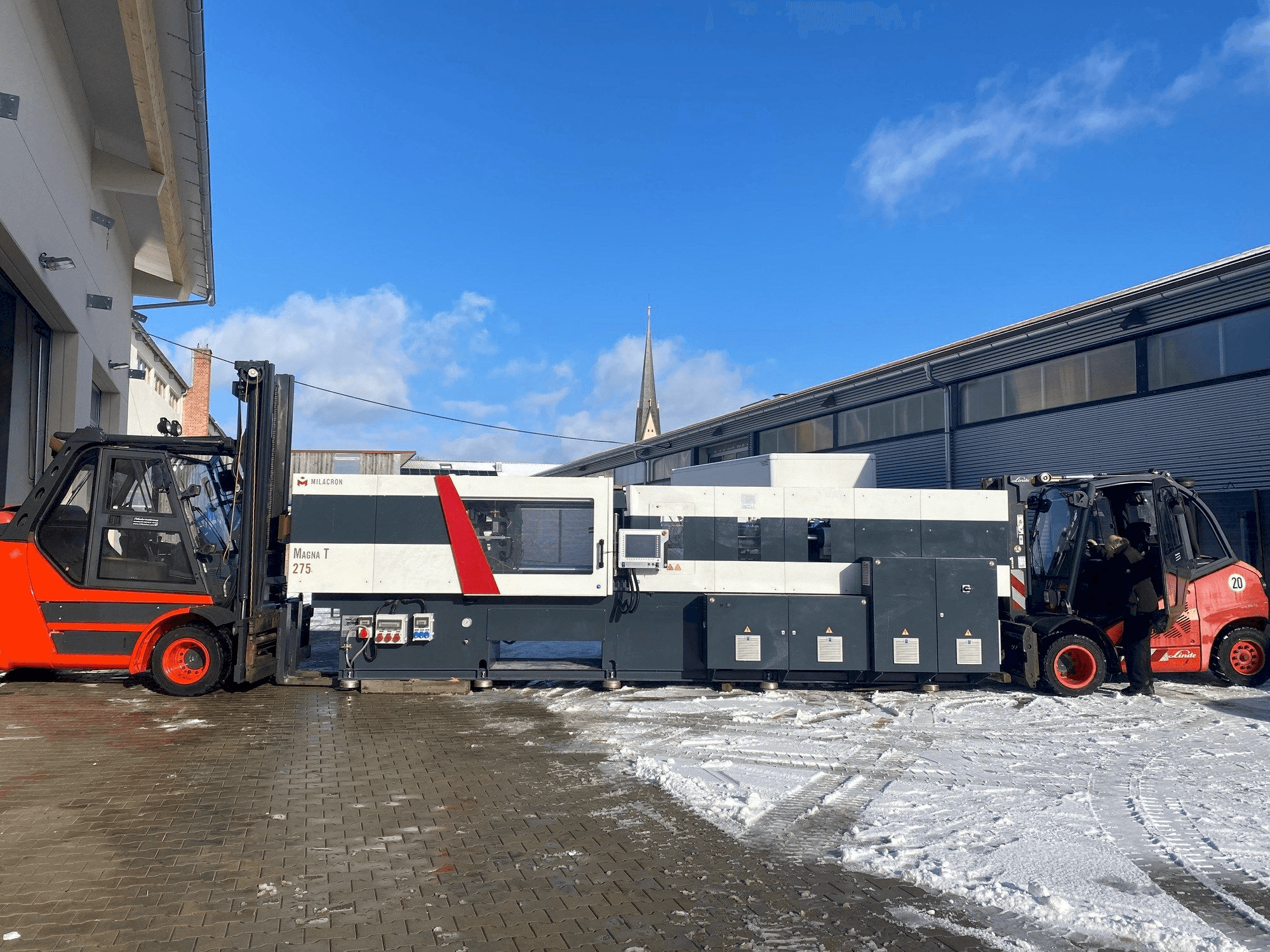 Vooraanzicht van Milacron Magna T (MTs) - 275 machine