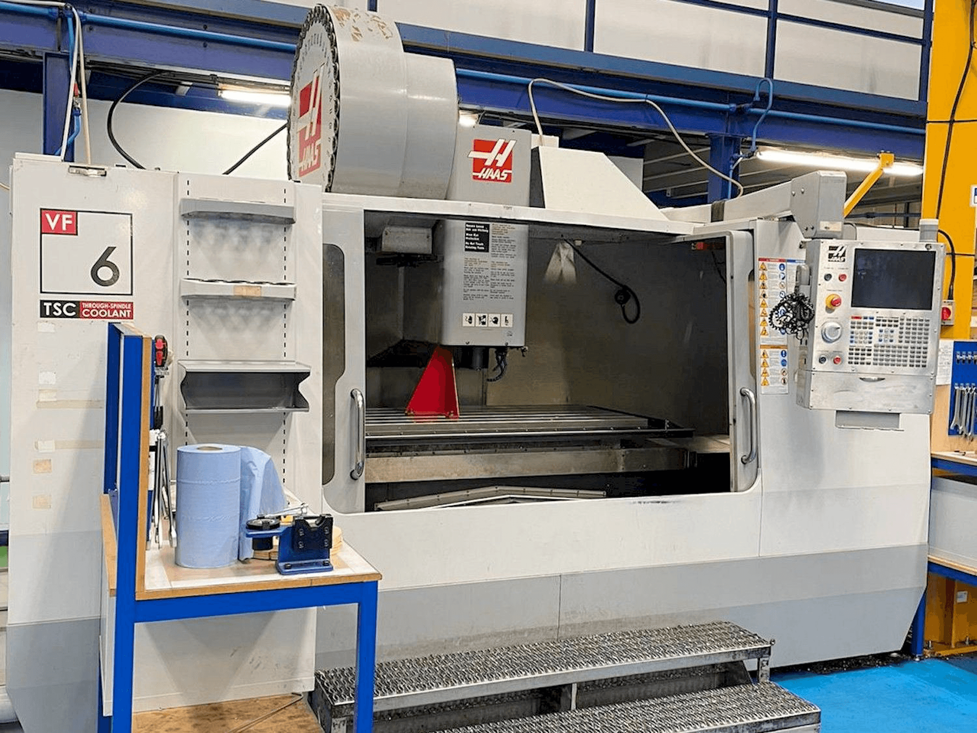 Vooraanzicht van HAAS VF-6 machine