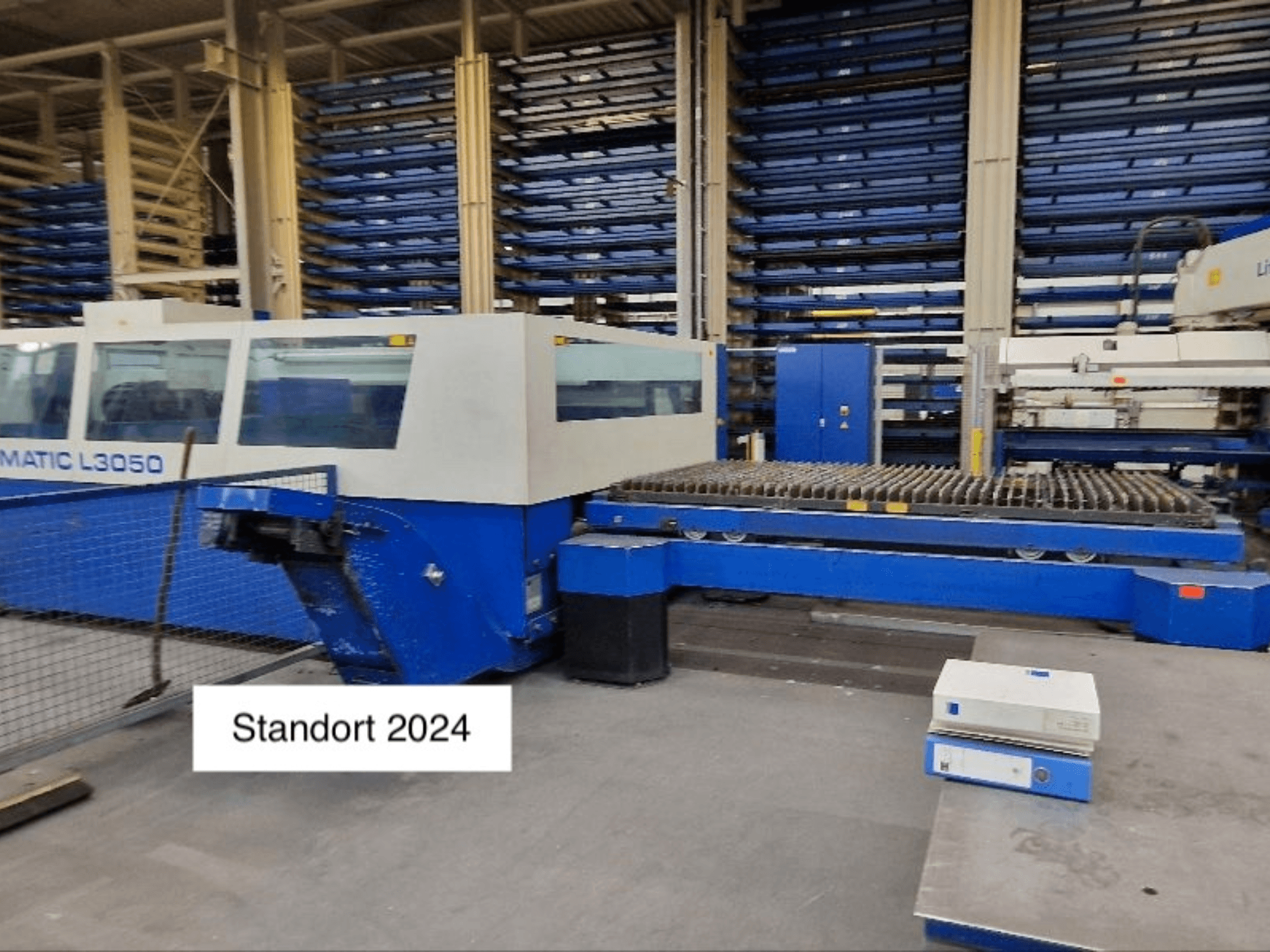TRUMPF Trumatic L3050 CO2 lasersnijmachine in vooraanzicht, met een groot snijbed en bedieningspaneel.