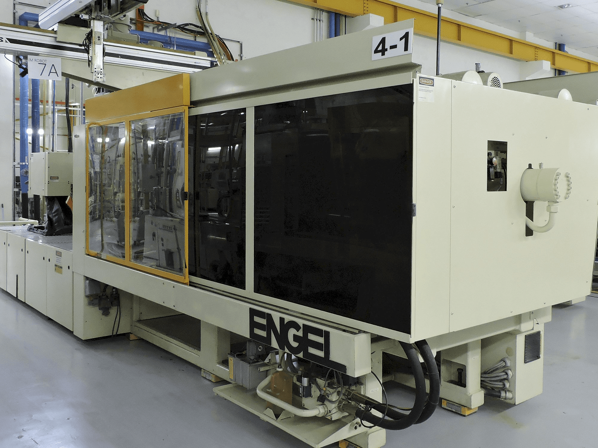 Vooraanzicht van ENGEL ES1300/450 BHP machine