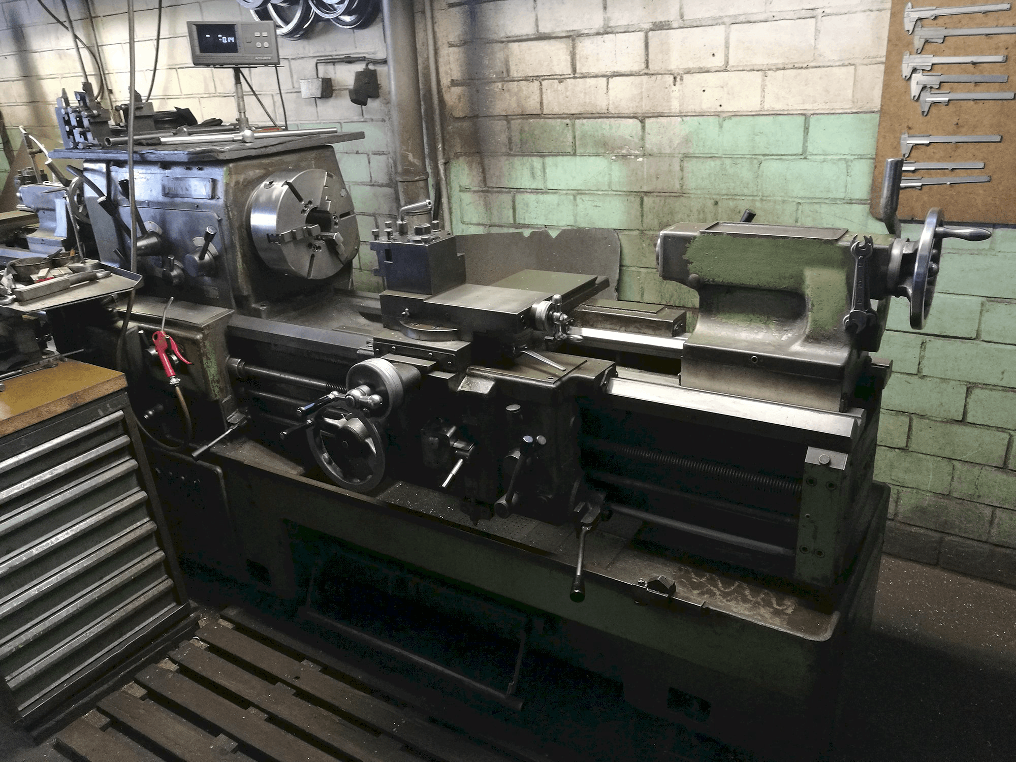 Recht aanzicht van MORI SEIKI MR 1000 machine