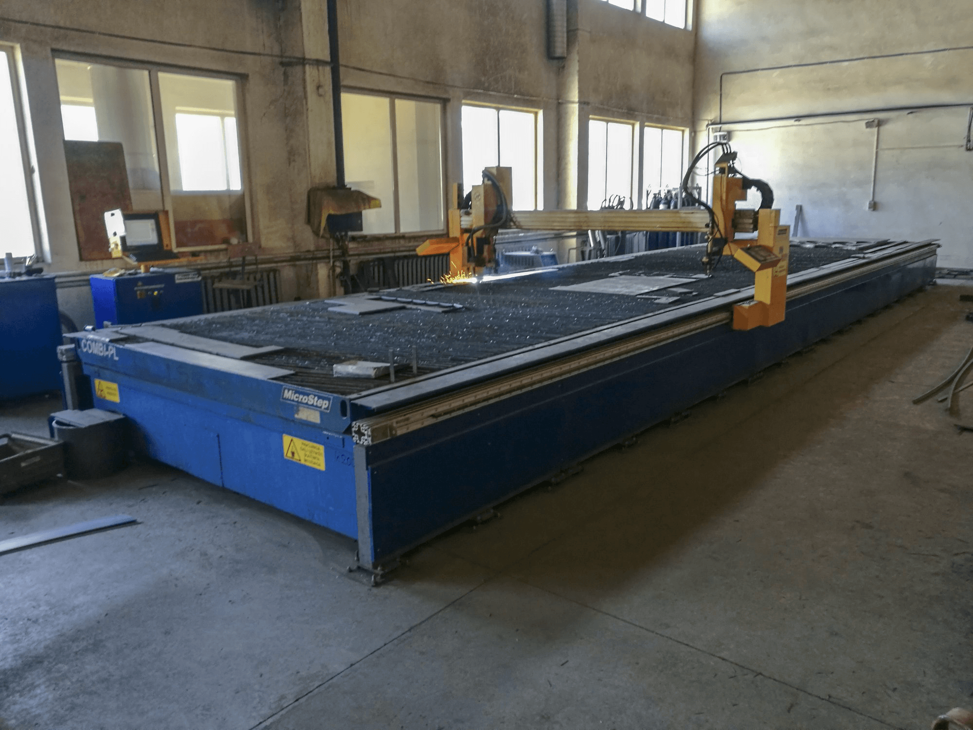 Links zicht van MicroStep COMBI-PL machine