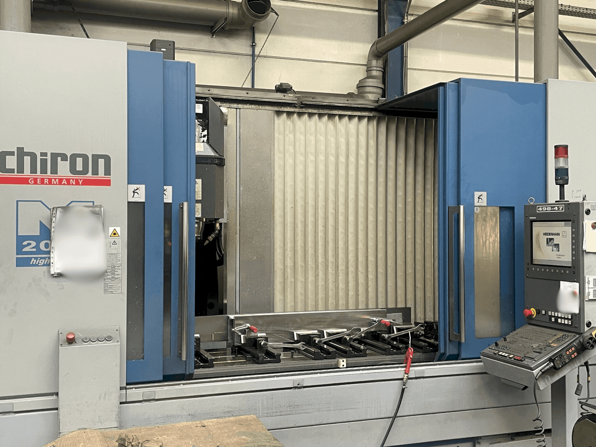 Vooraanzicht van CHIRON Mill 2000 machine