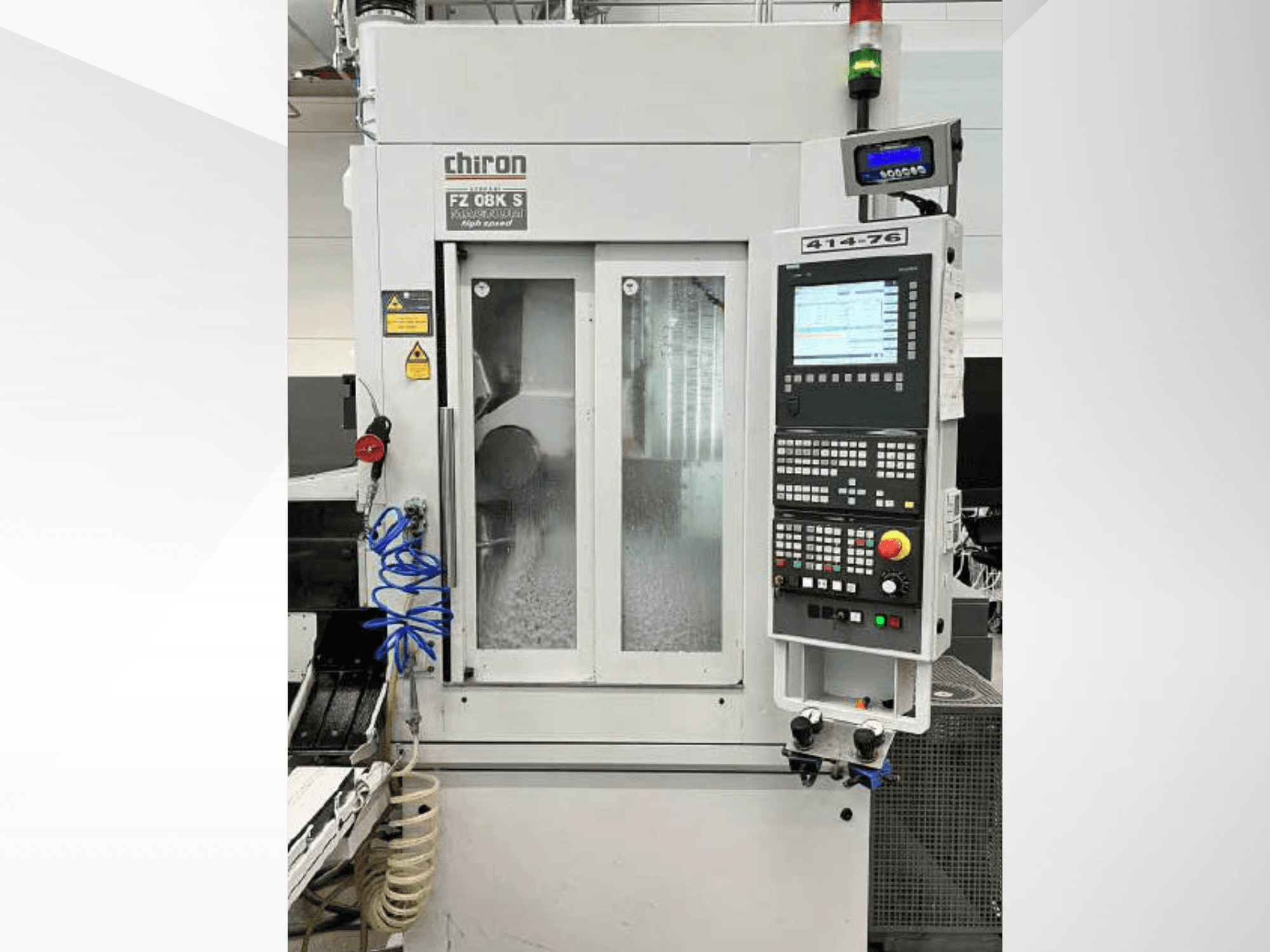 Vooraanzicht van CHIRON FZ 08K S Magnum SK verticaal bewerkingscentrum, met bedieningspaneel en gereedschapstoegang.
