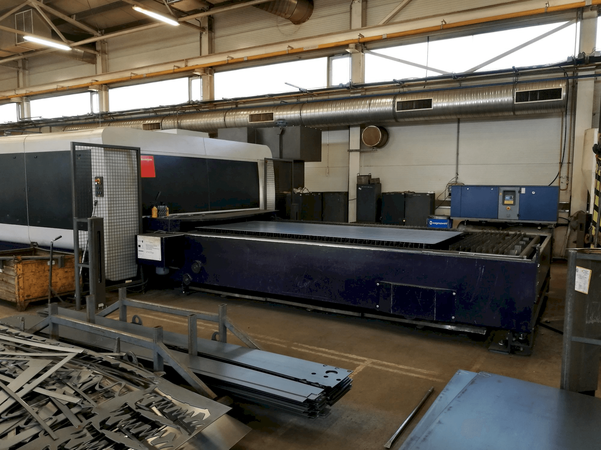 Linkerzijdeaanzicht van Bystronic BySprint Fiber 4020 machine