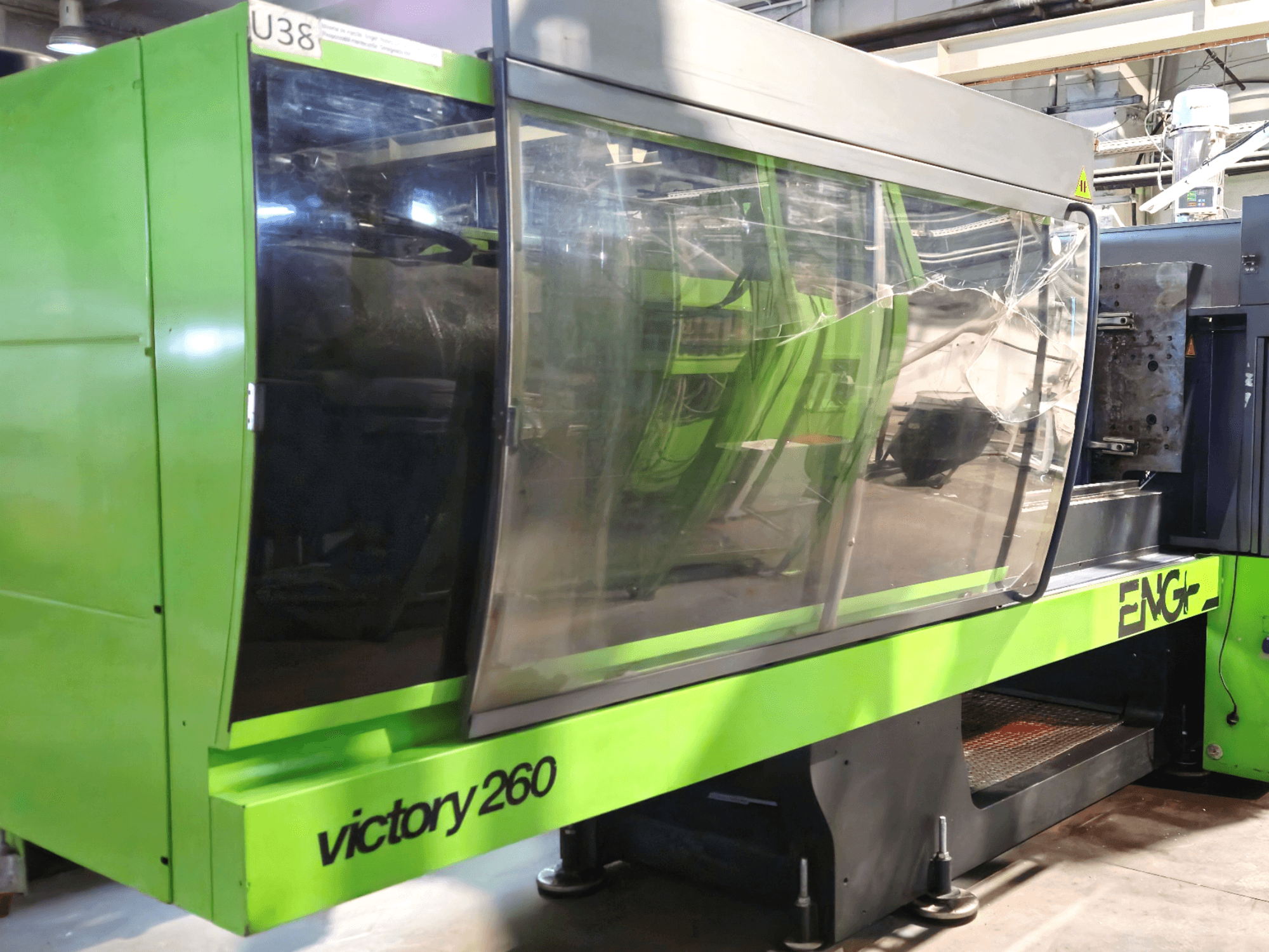 ENG victory 260 spuitgietmachine, vooraanzicht; heeft een groene buitenkant en een groot glazen paneel voor zichtbaarheid.