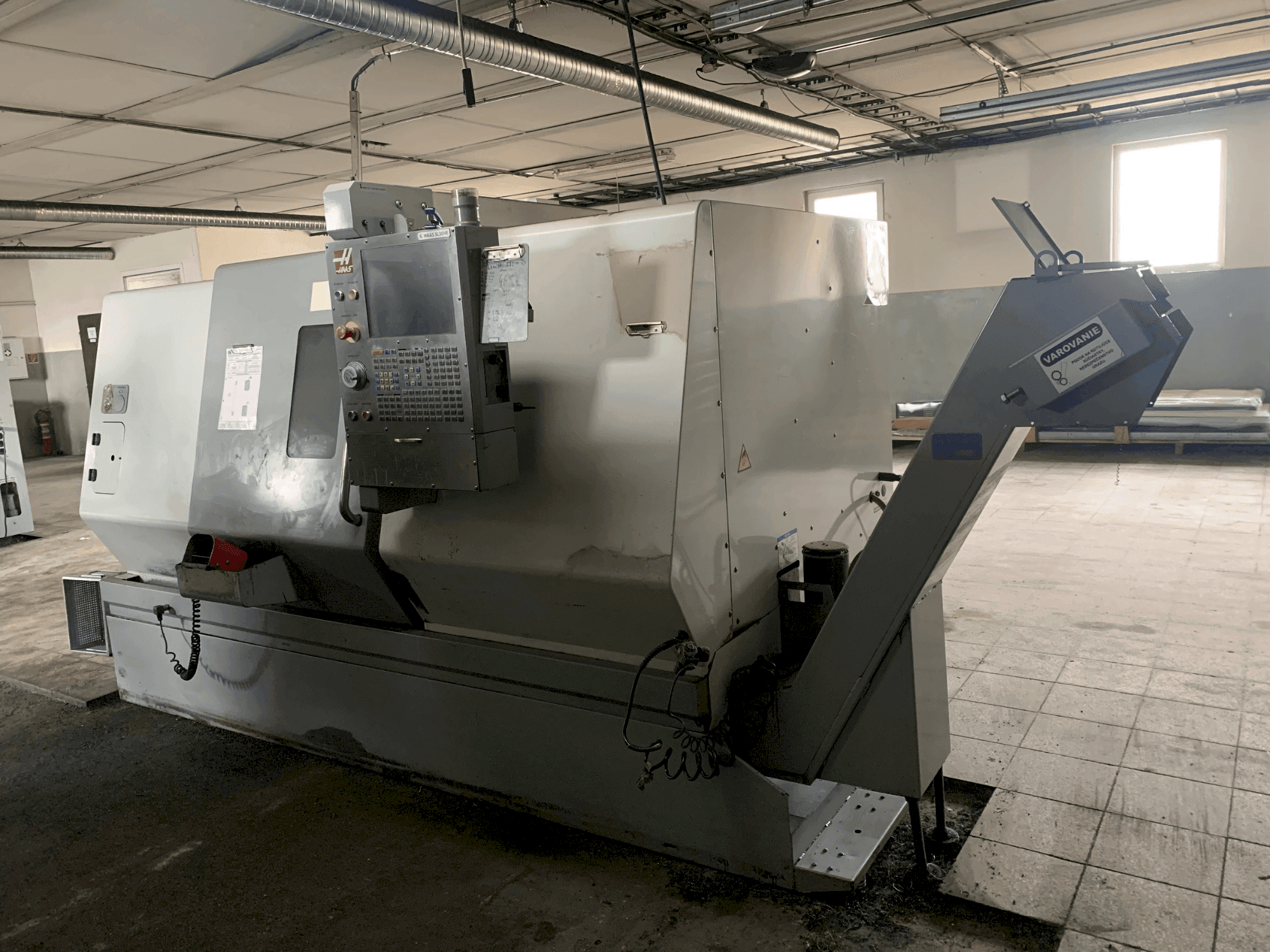 Vooraanzicht van HAAS HAAS SL-30HE machine