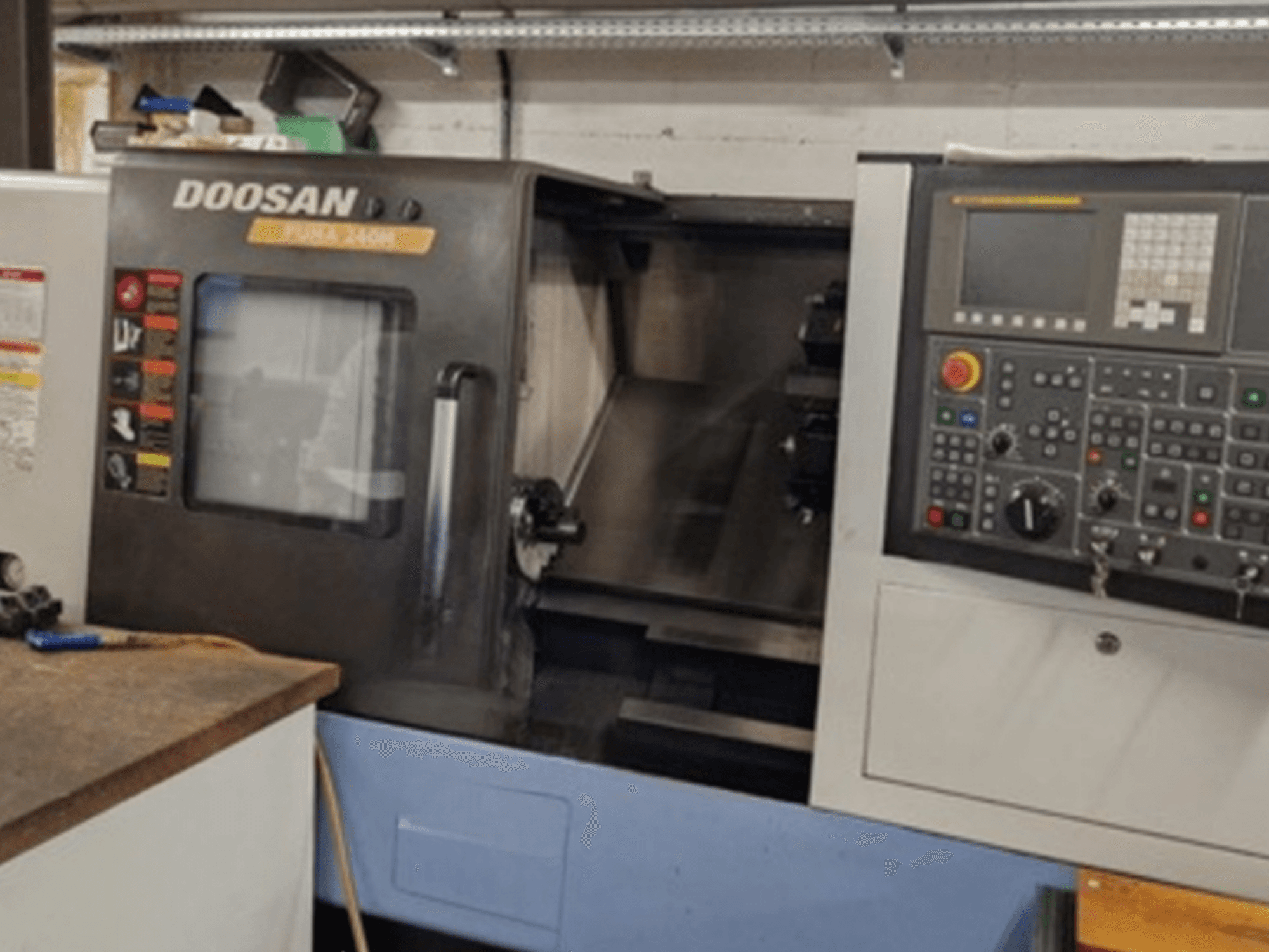 Vooraanzicht van de DOOSAN Puma 240MB horizontale draaimachine met het bedieningspaneel en de bedieningsfuncties.