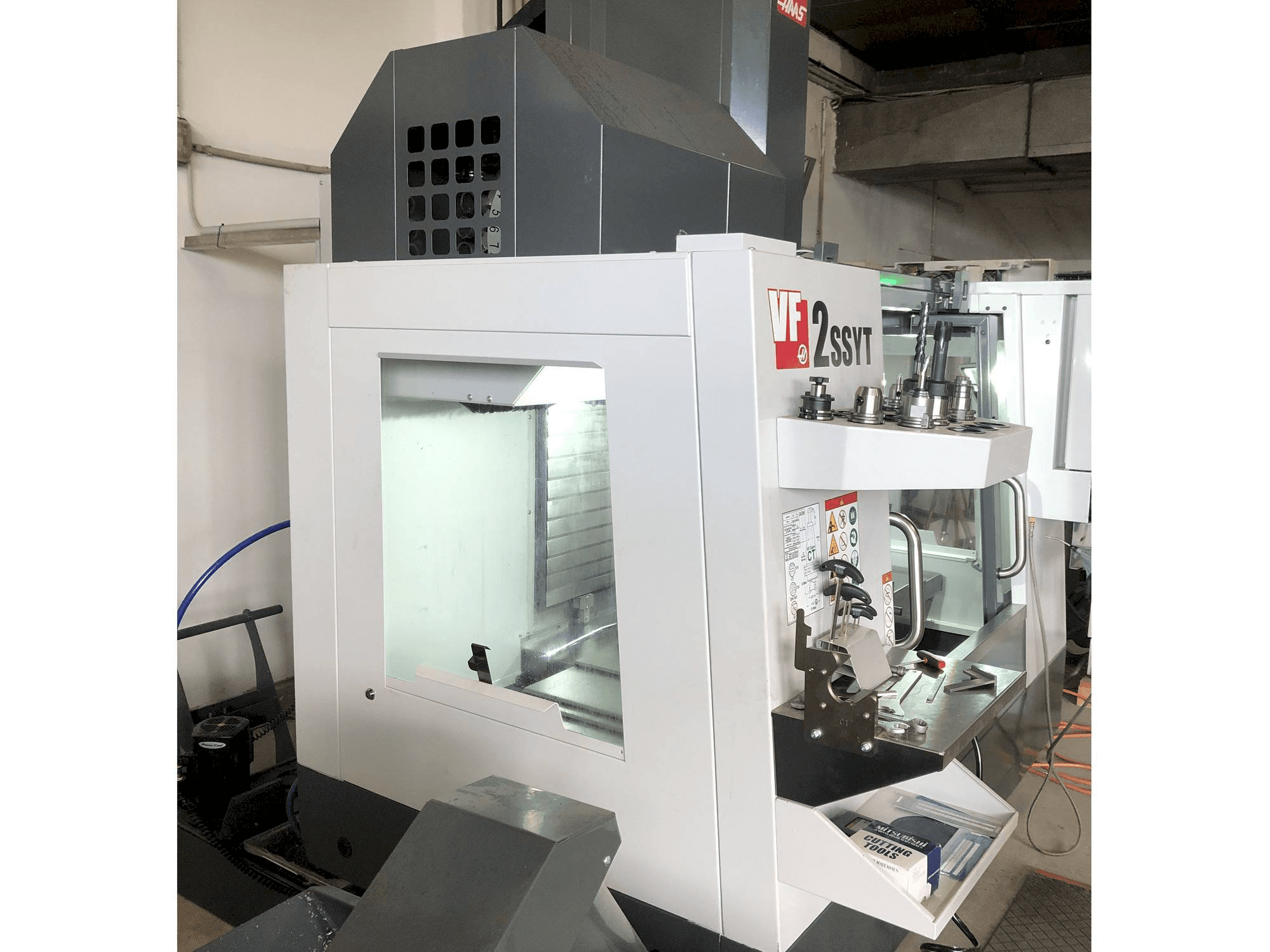 Vooraanzicht van HAAS VF-2SSYT machine