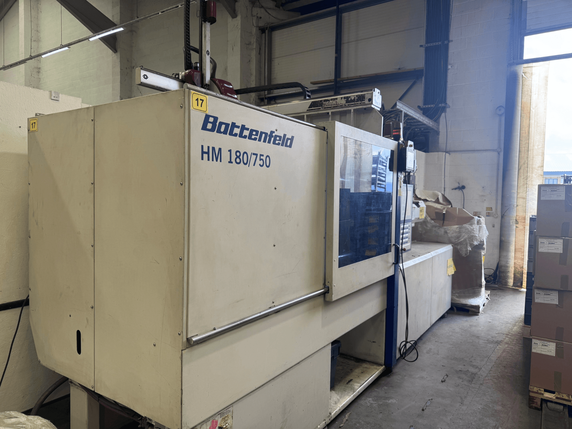 Battenfeld HM150750 hydraulische spuitgietmachine van voren gezien, met het bedieningspaneel en de omringende installatie.