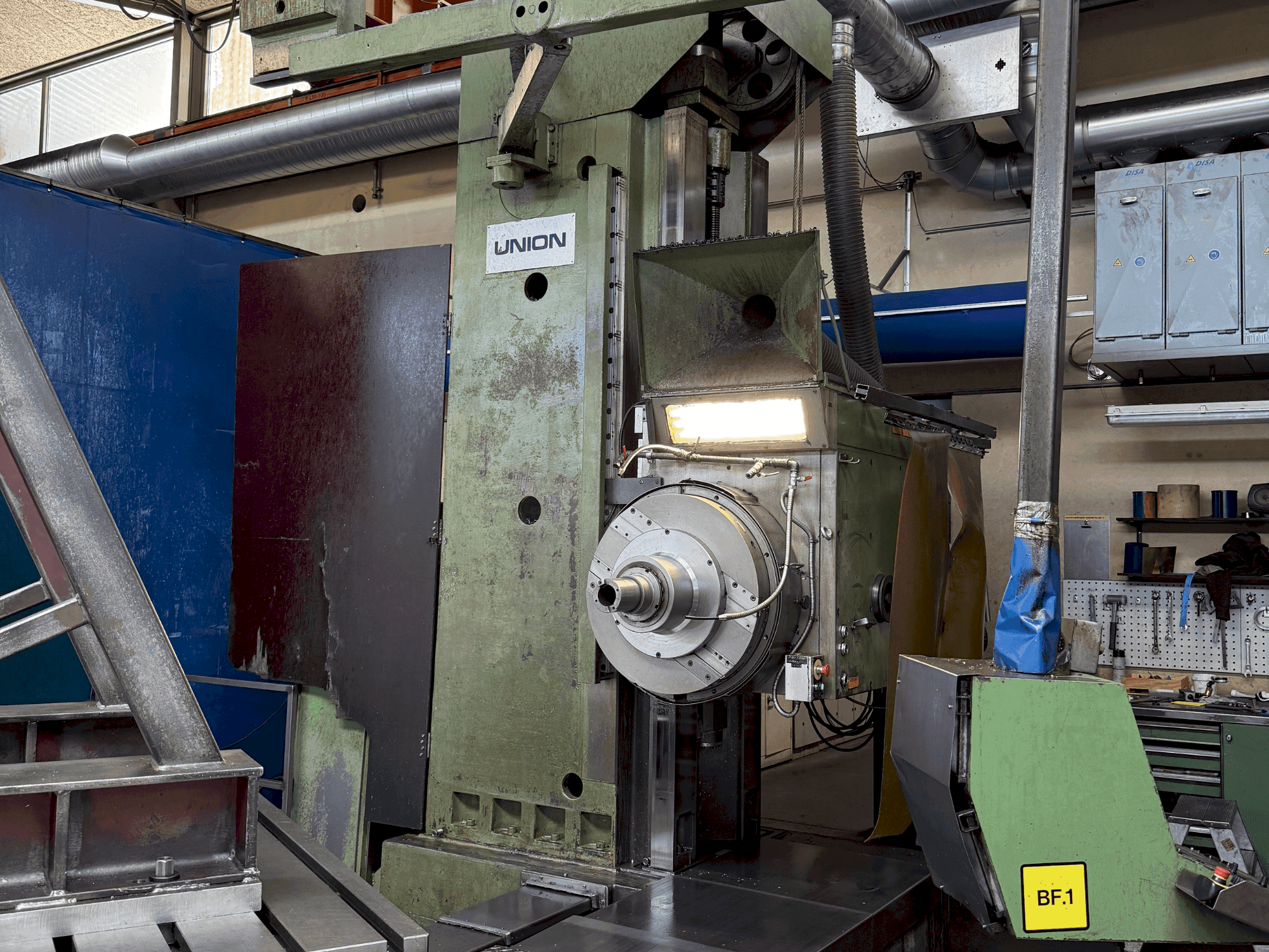 Vooraanzicht van UNION BTF 110 machine