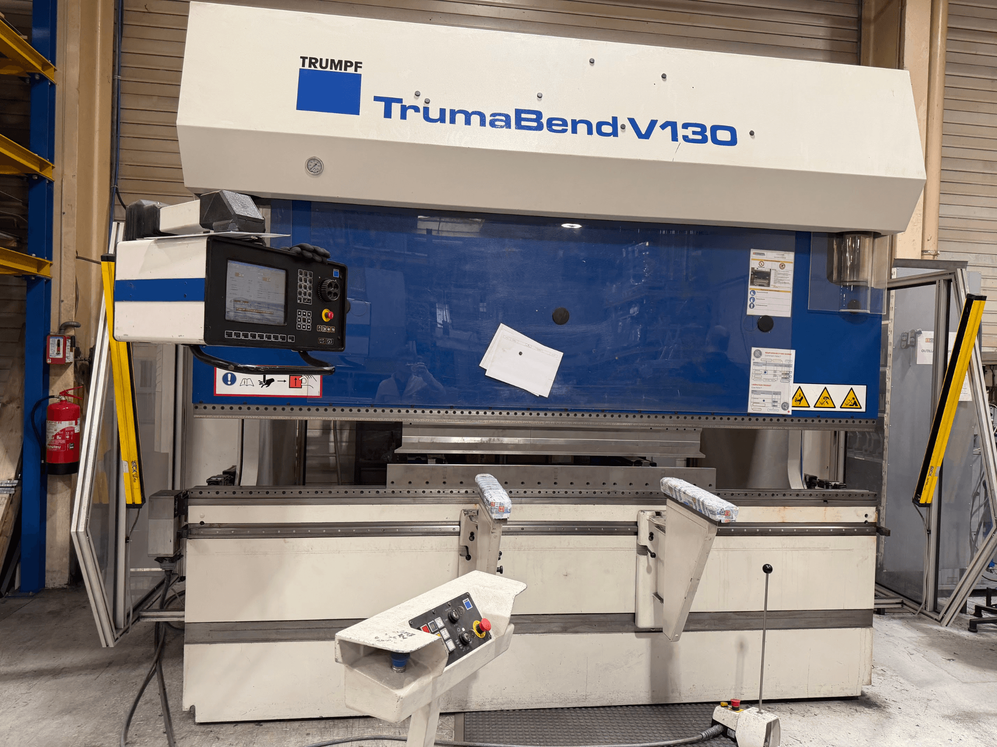 TRUMPF TrumaBend V130 kantpers in fabrieksuitvoering, voorzien van een bedieningspaneel en veiligheidsvoorzieningen, vooraanzicht.