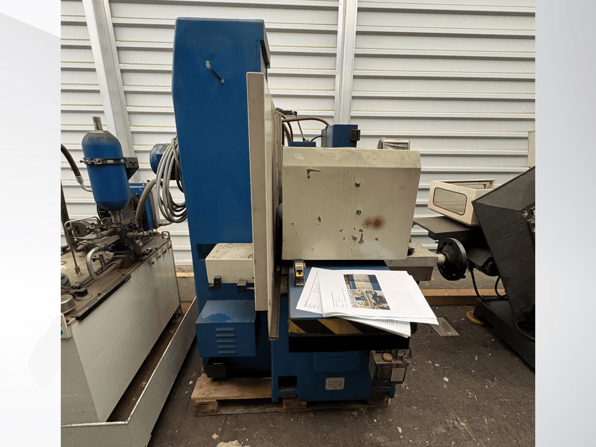Vlak slijpmachine van KNUTH, model HFS 30638 C, gezien vanaf de zijkant met bedieningspaneel en papieren documenten op de tafel.