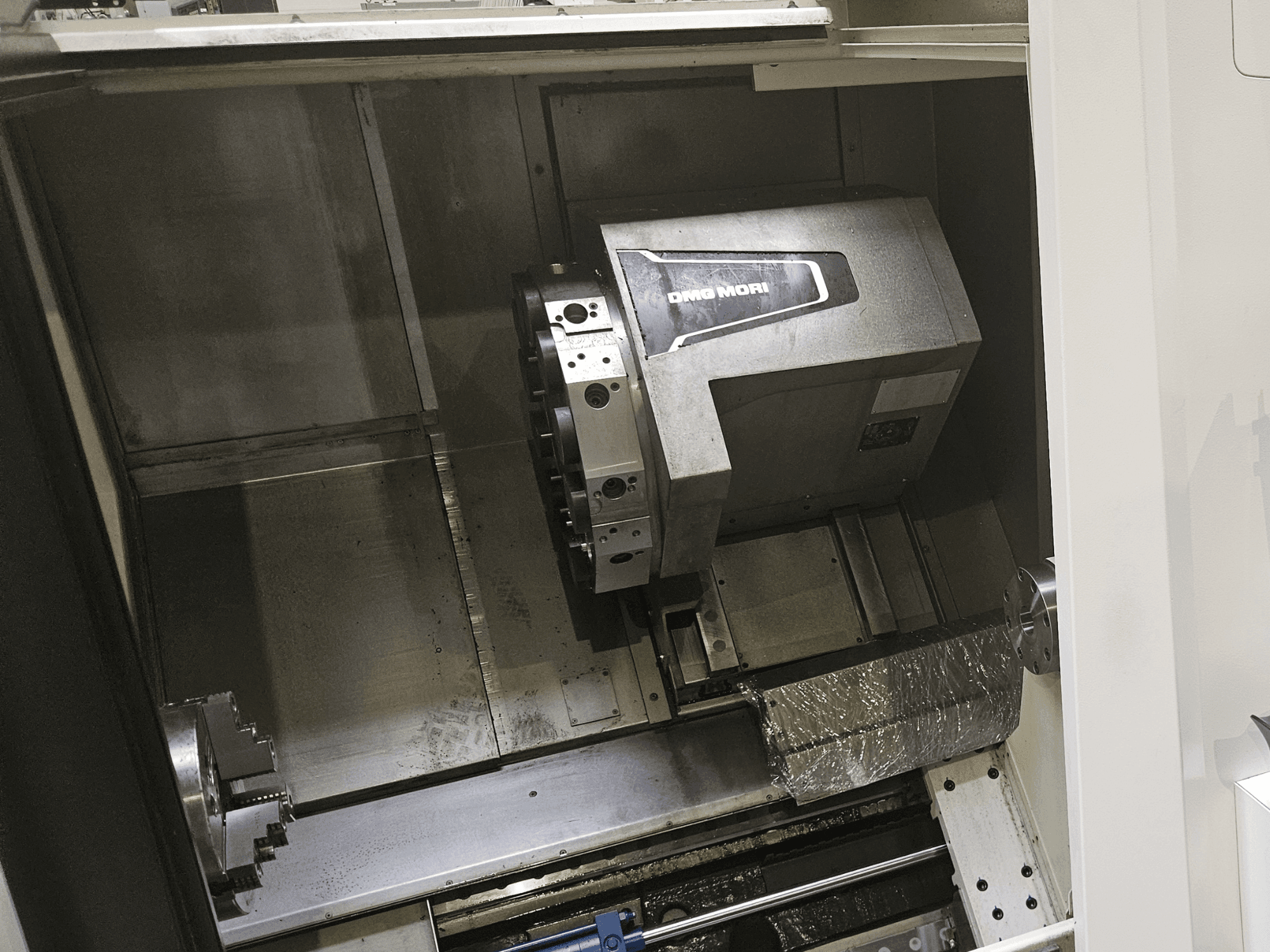 Het binnenaanzicht van de DMG MORI CLX 450 V4 horizontale draaimachine, met de spindel en besturingsinterface.