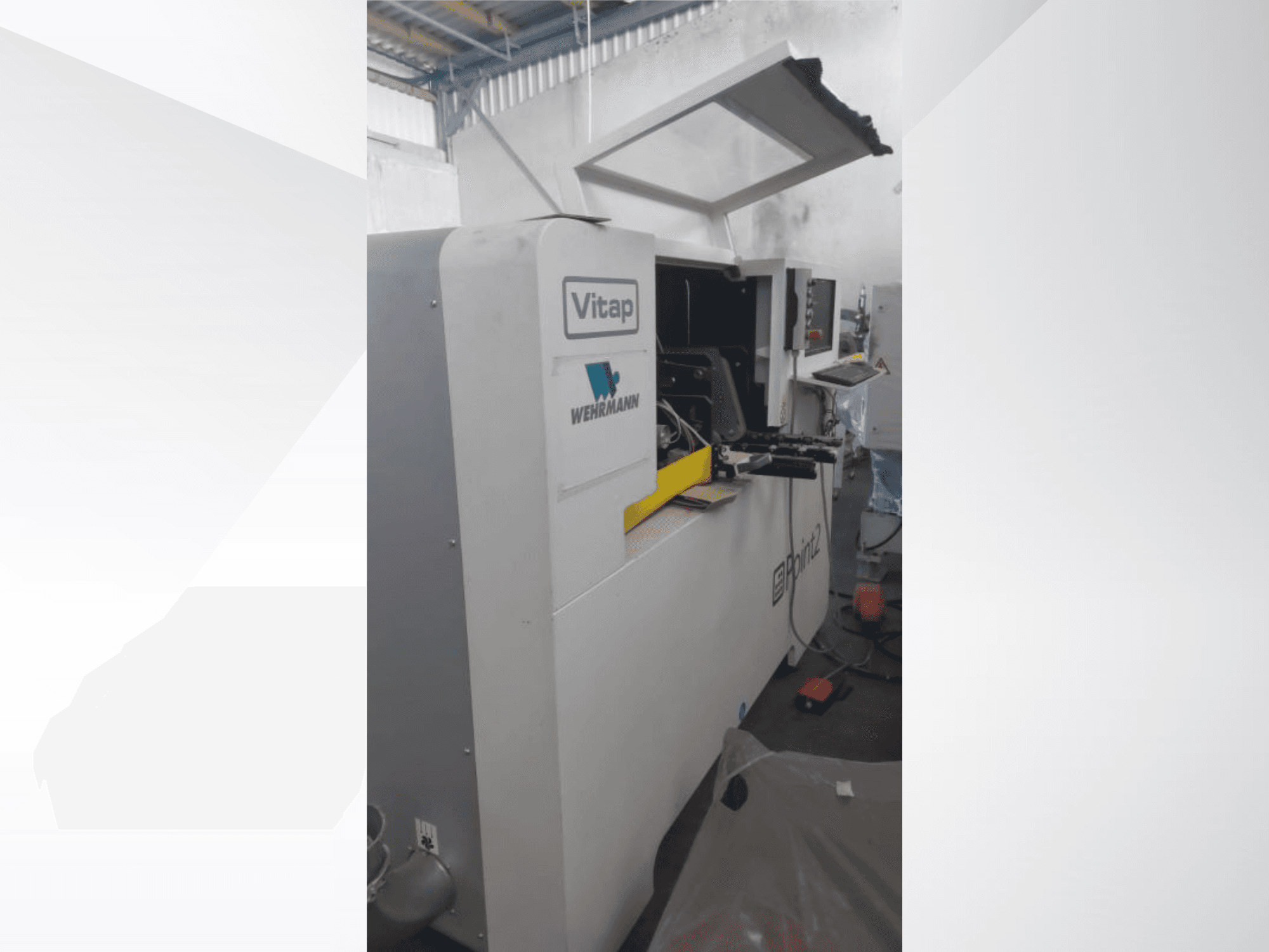 CNC-bewerkingscentrum VITAP POINT 2, weergegeven in zijaanzicht, met bedieningspaneel en geopende afdekking voor gemakkelijke toegang.
