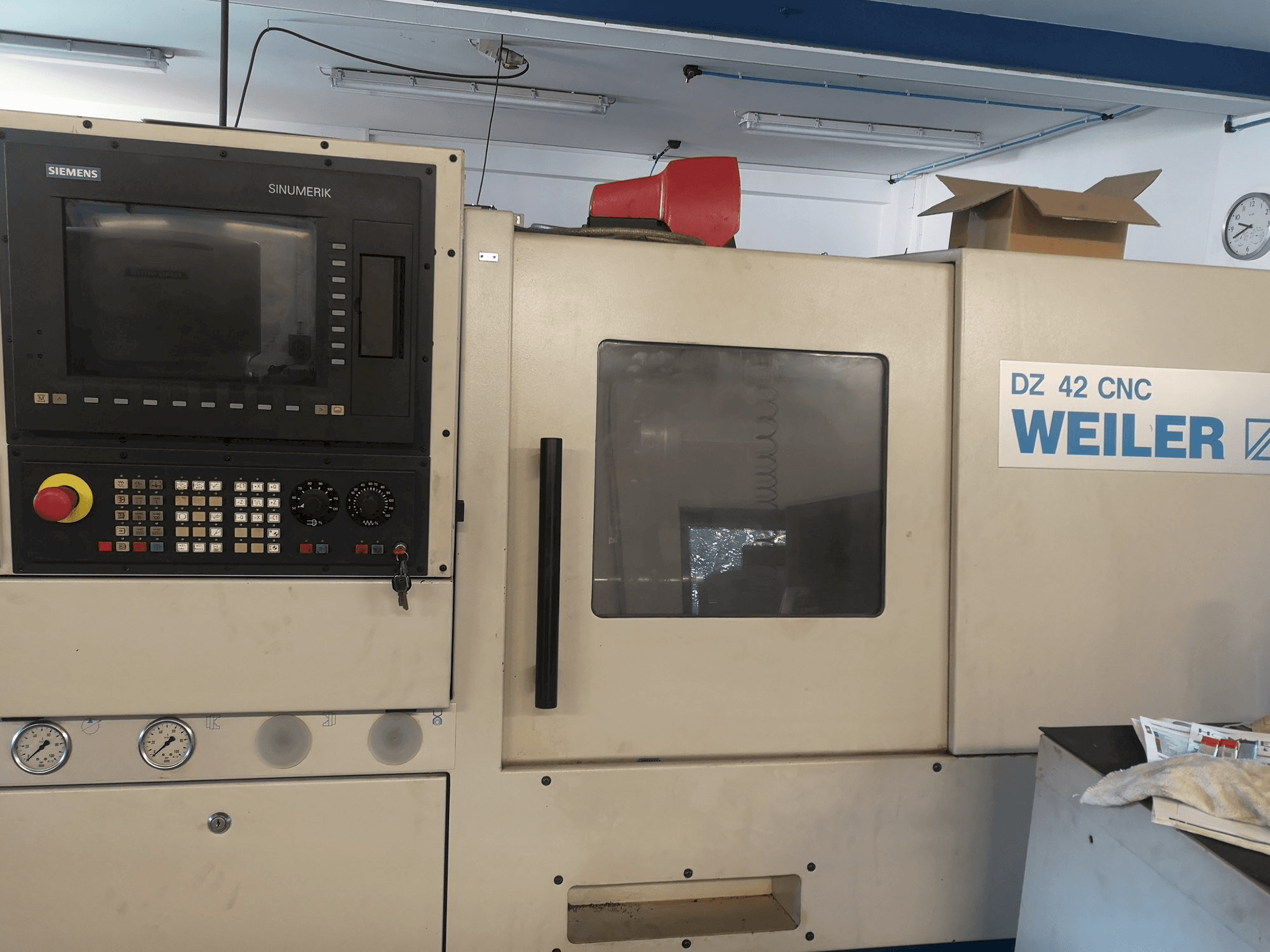 Vooraanzicht van Weiler DZ 42 machine