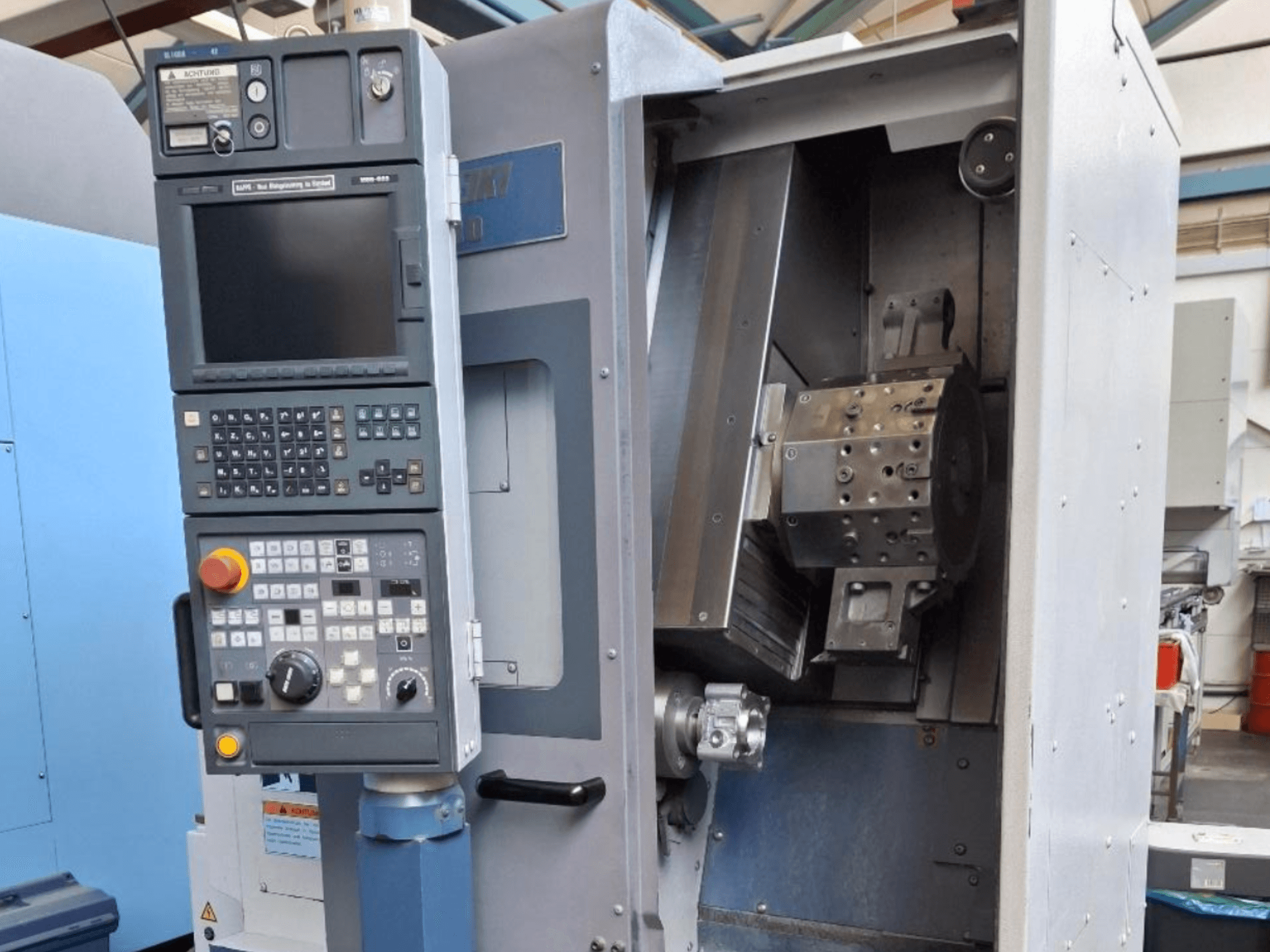 MORI SEIKI SL 1000 horizontale draaimachine vooraanzicht, met bedieningspaneel en gedetailleerd intern mechanisme.