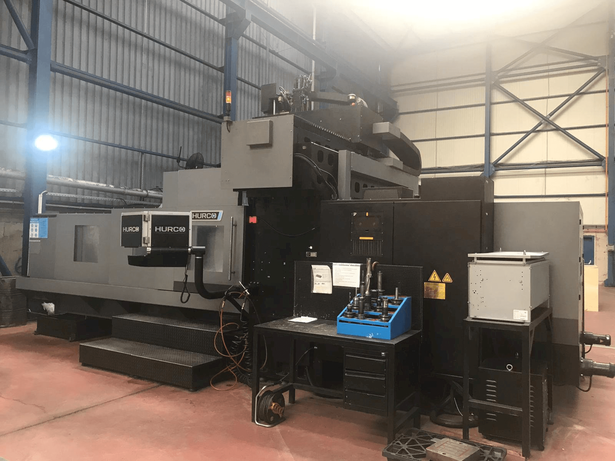 Vooraanzicht van Hurco DCX 32i machine