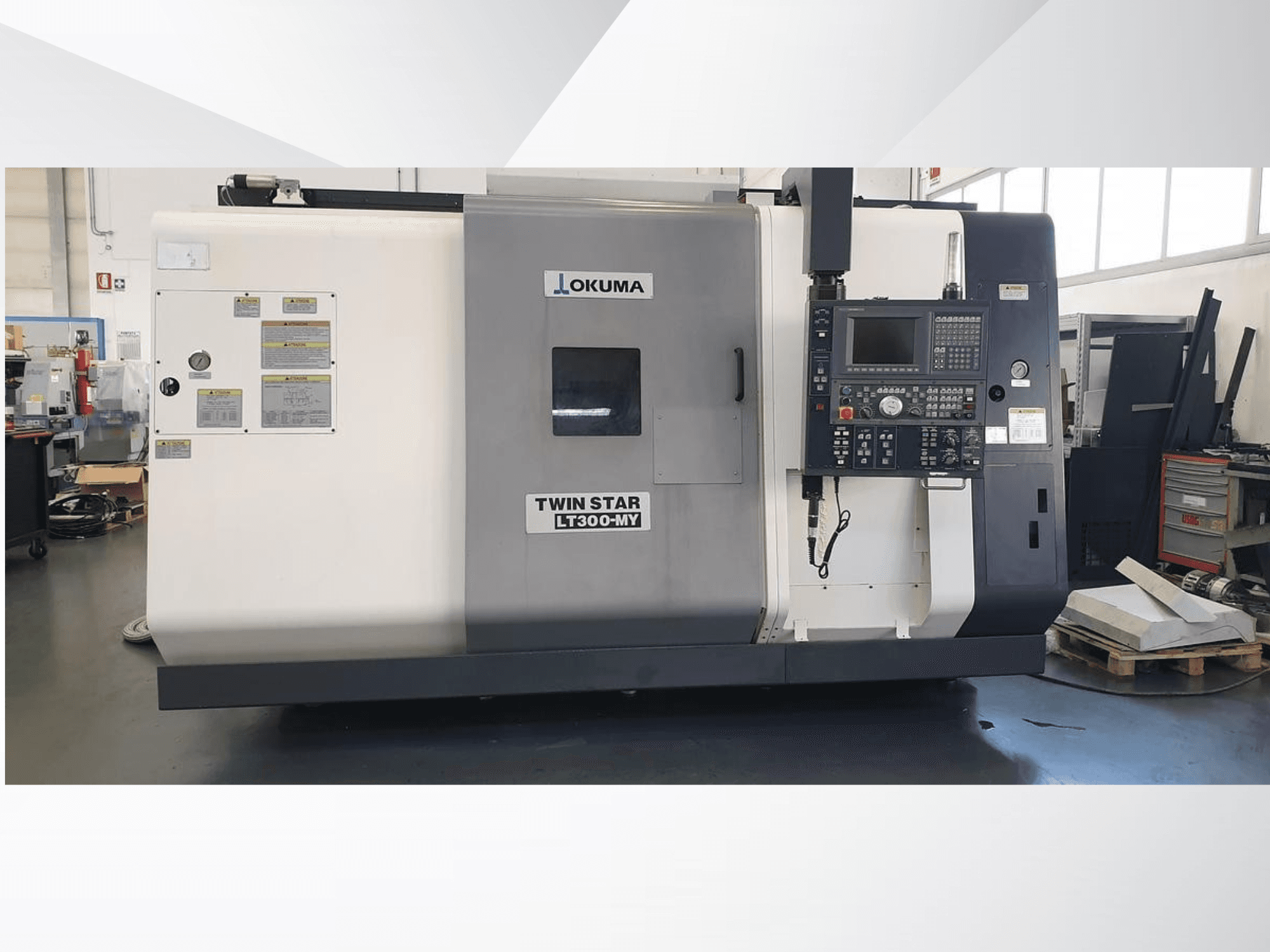 Okuma Twin Star LT300-MY CNC draaibank, vooraanzicht met bedieningspaneel en bedieningslabels zichtbaar.