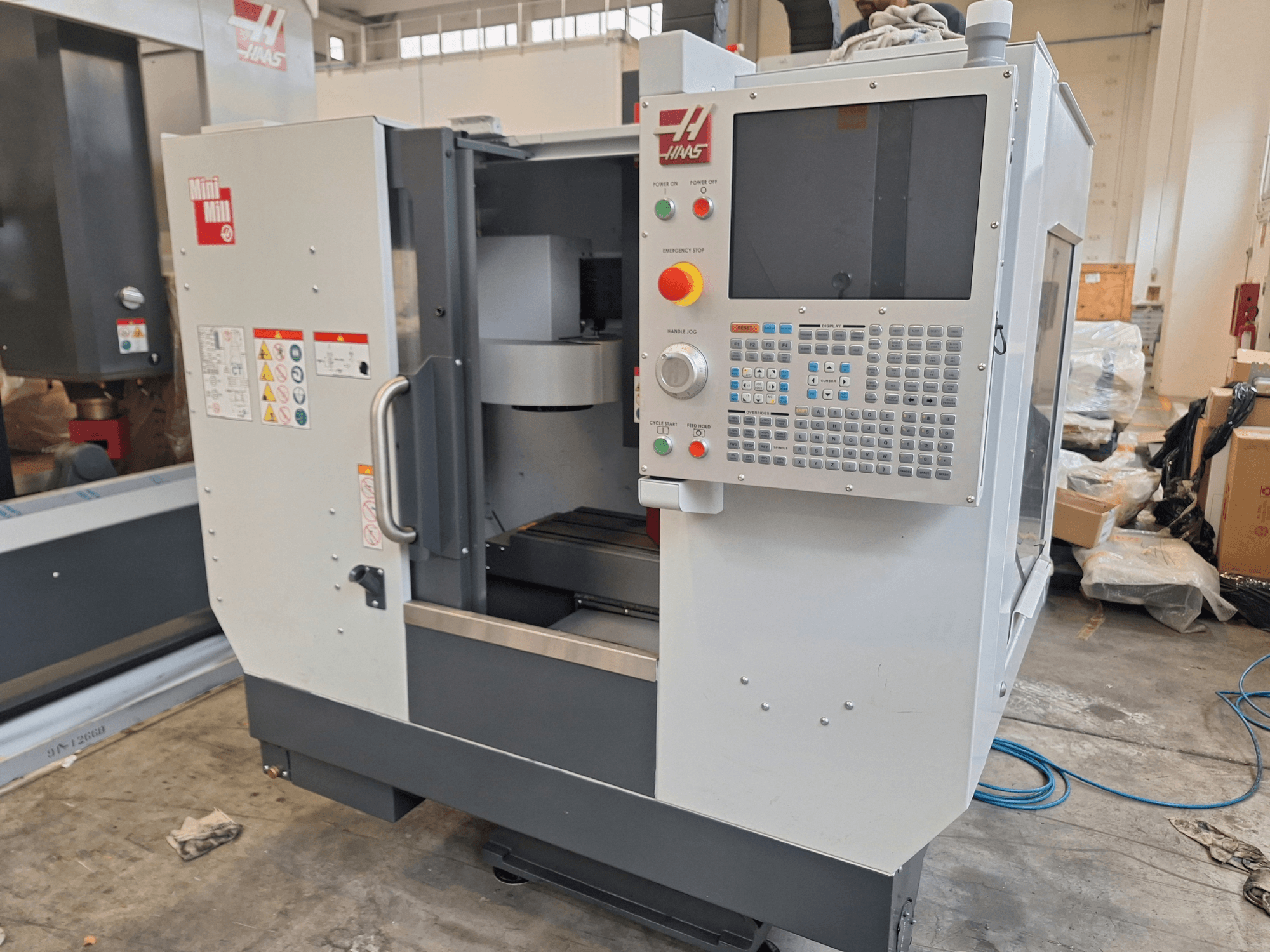 Verticaal bewerkingscentrum HAAS Mini Mill, gezien vanaf de voorkant, met een bedieningspaneel met knoppen en een beeldscherm.
