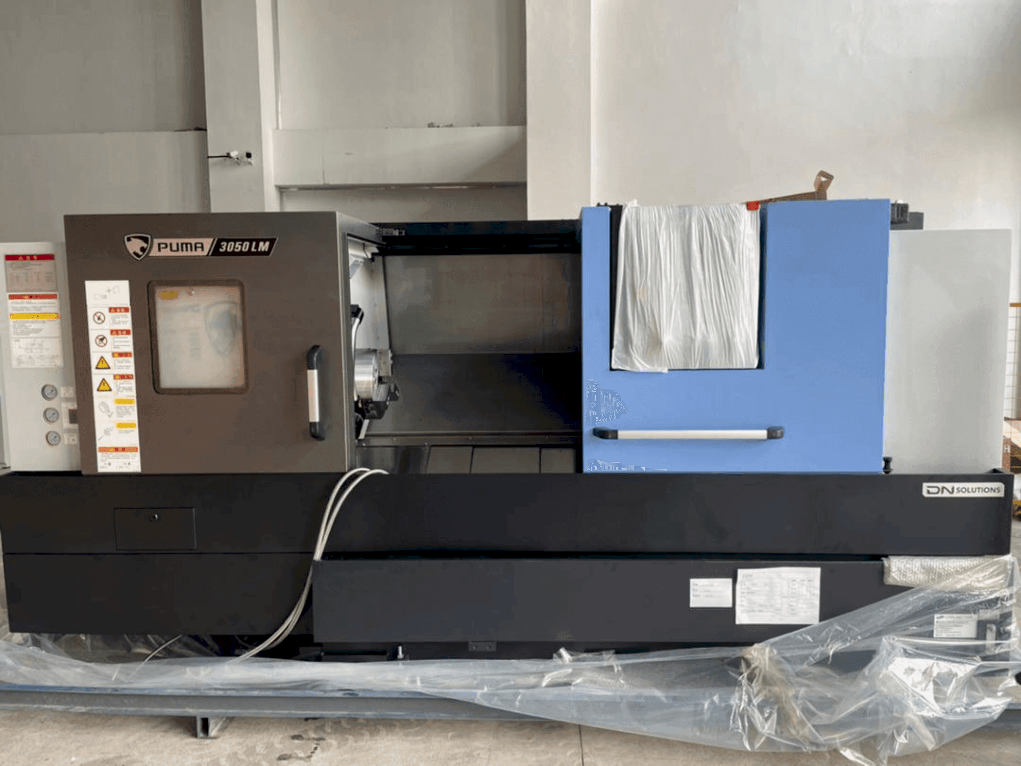 Vooraanzicht van DOOSAN PUMA 3050 LM machine